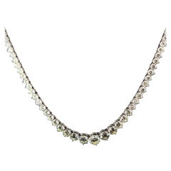 Collana tennis classica graduata con diamanti rotondi in oro 18 carati