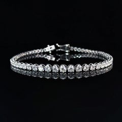 Classic Graduating Round Brilliant Diamond Tennis Bracelet, 2.75 Carats in 18k