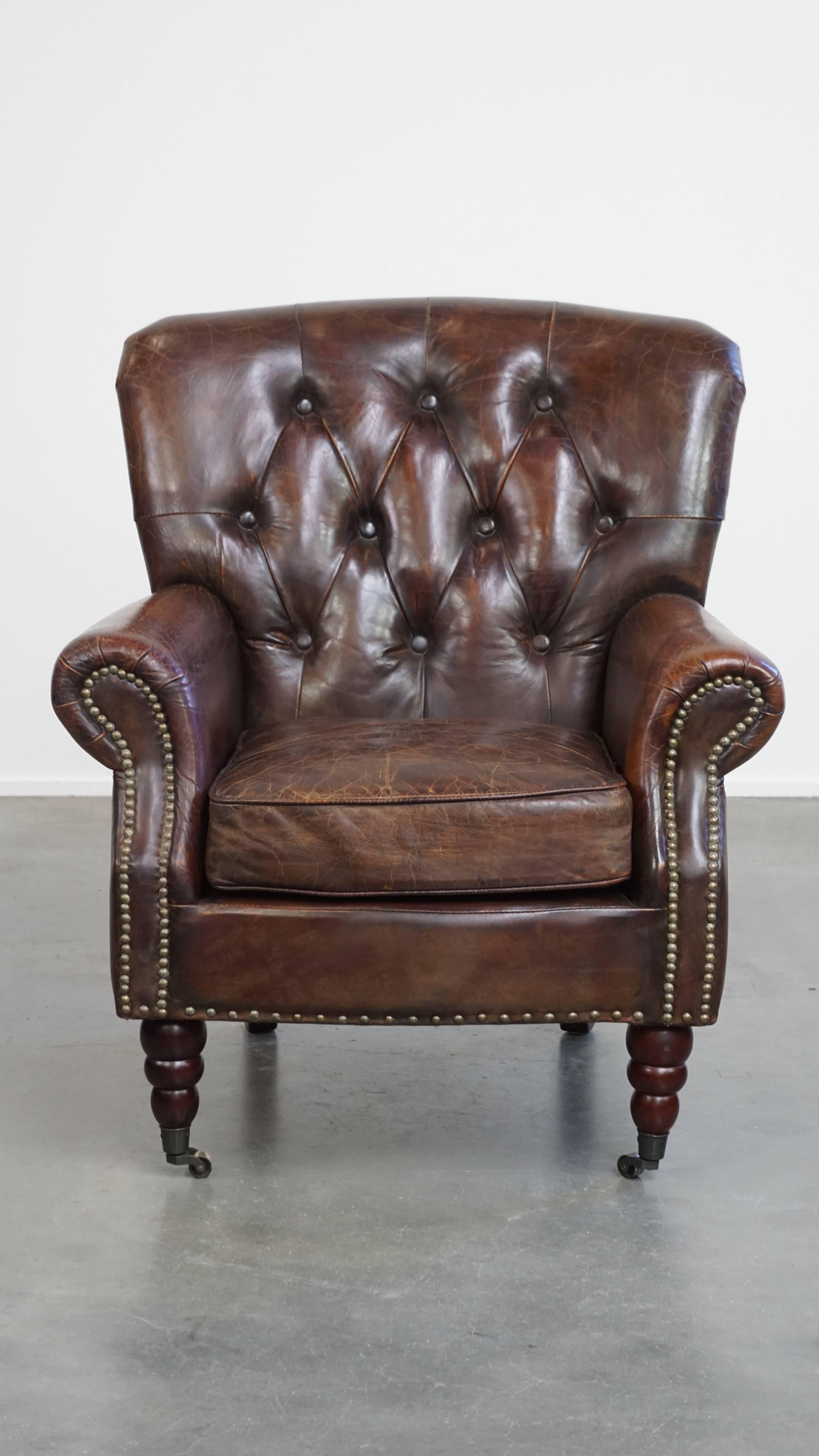In offerta questa classica e comoda poltrona Chesterfield in pelle bovina granulata color cognac.

Questa bellissima e classica poltrona Chesterfield in pelle di mucca ha un bel colore intenso e si adatta a quasi tutti gli interni e a qualsiasi