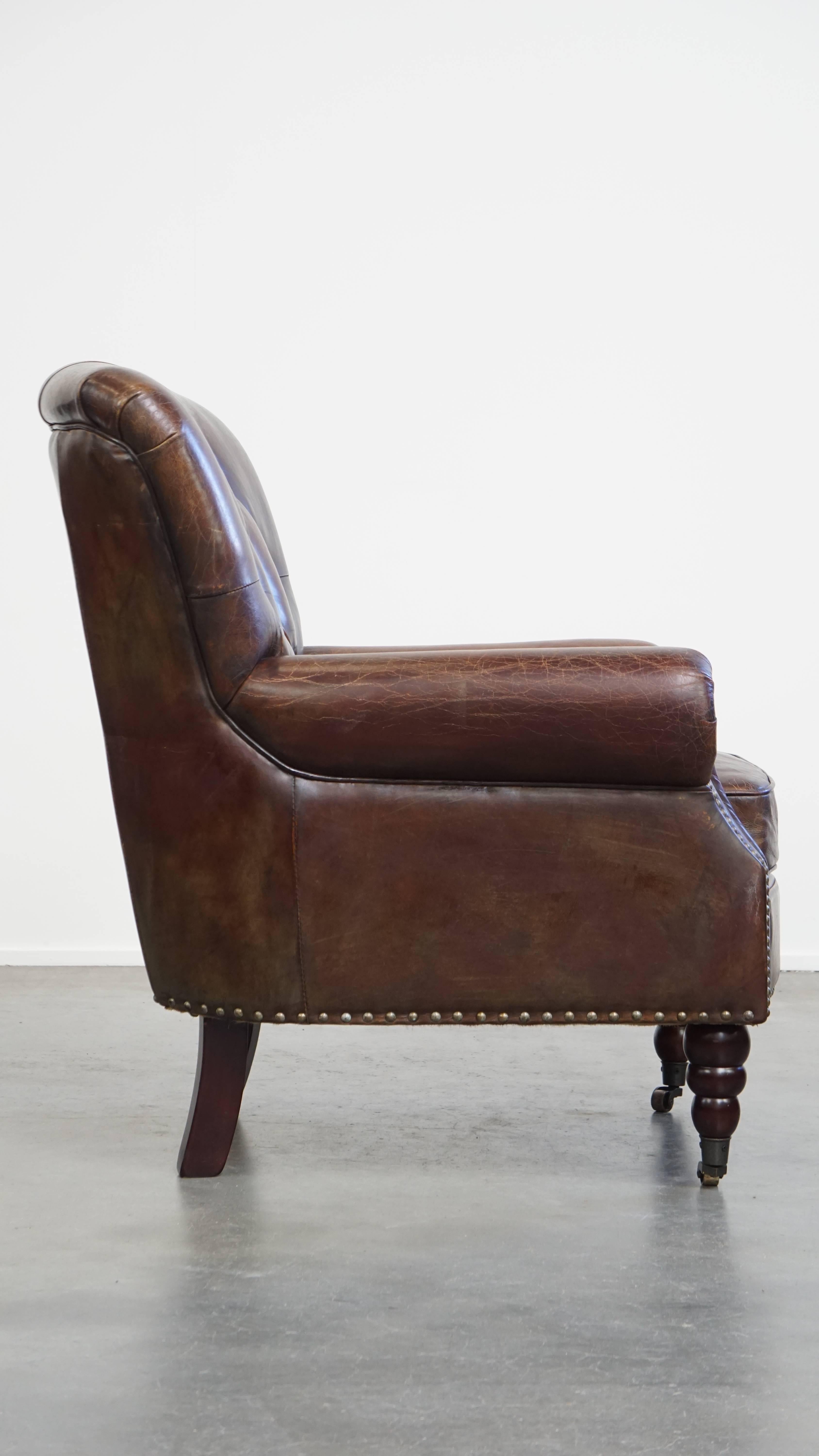 Poltrona Chesterfield in pelle di vacchetta color cognac a grana classica In condizioni discrete in vendita a Harderwijk, NL