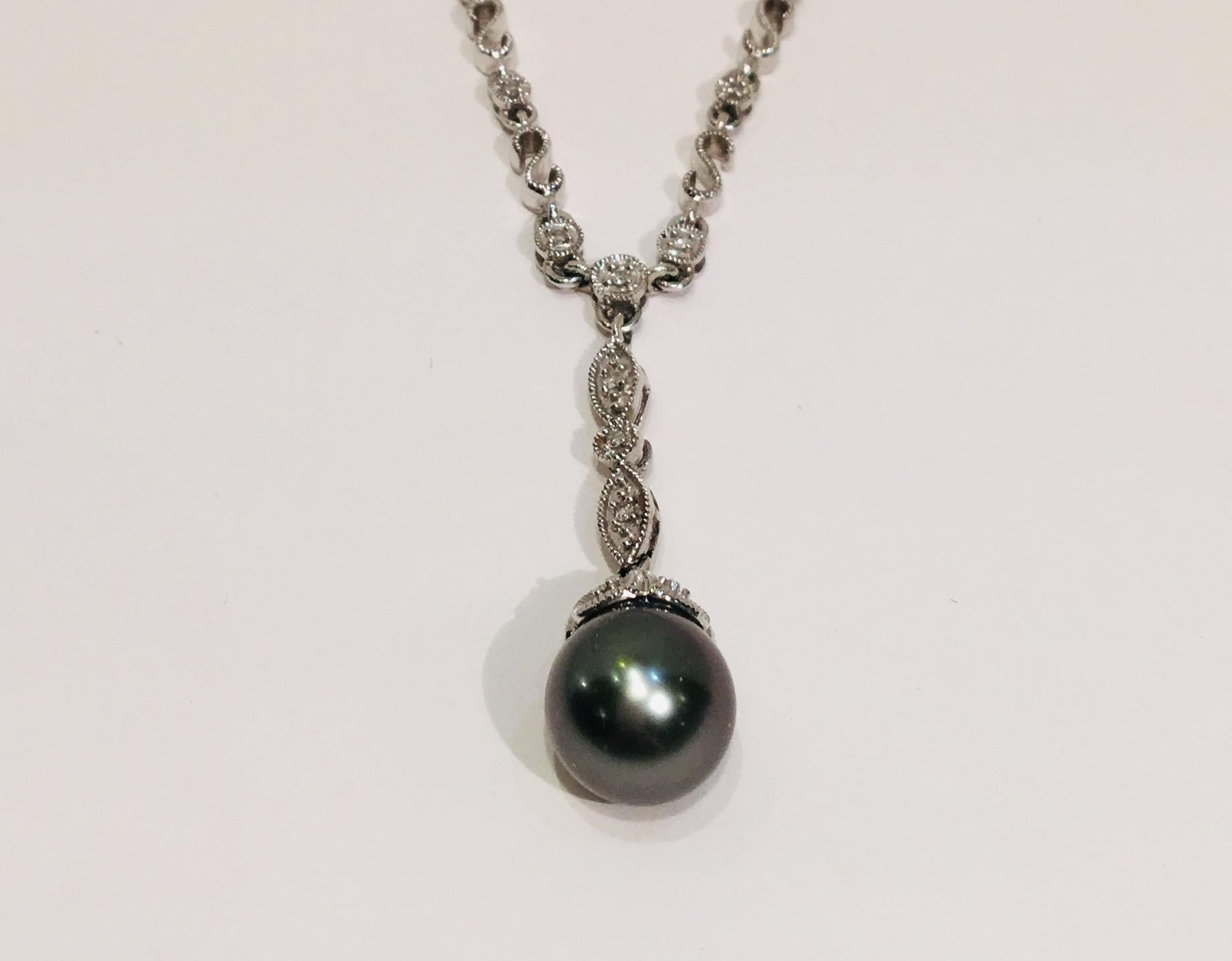 Round Cut Classic Gray Tahitian Pearl and Diamond 14 Karat White Gold Drop Necklace For Sale