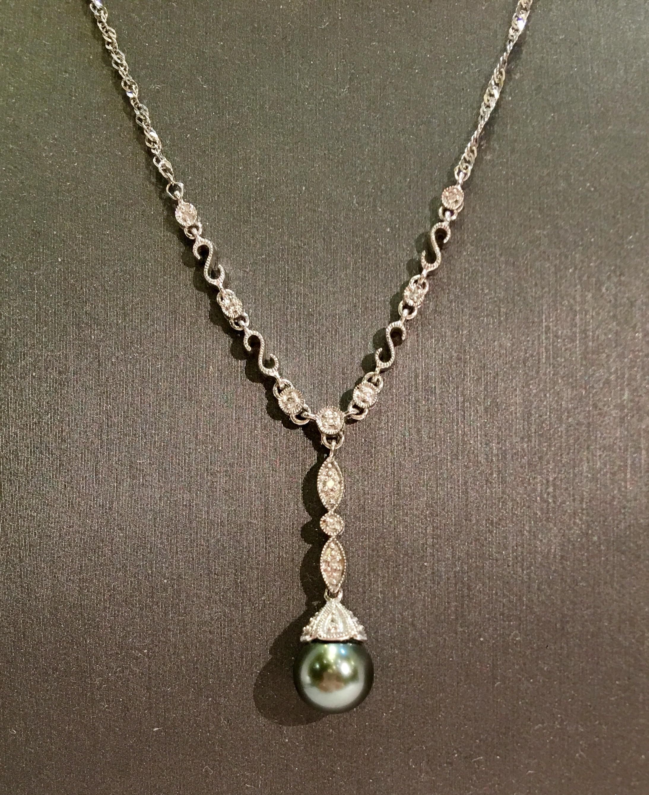 Classic Gray Tahitian Pearl and Diamond 14 Karat White Gold Drop Necklace In Excellent Condition For Sale In Tustin, CA