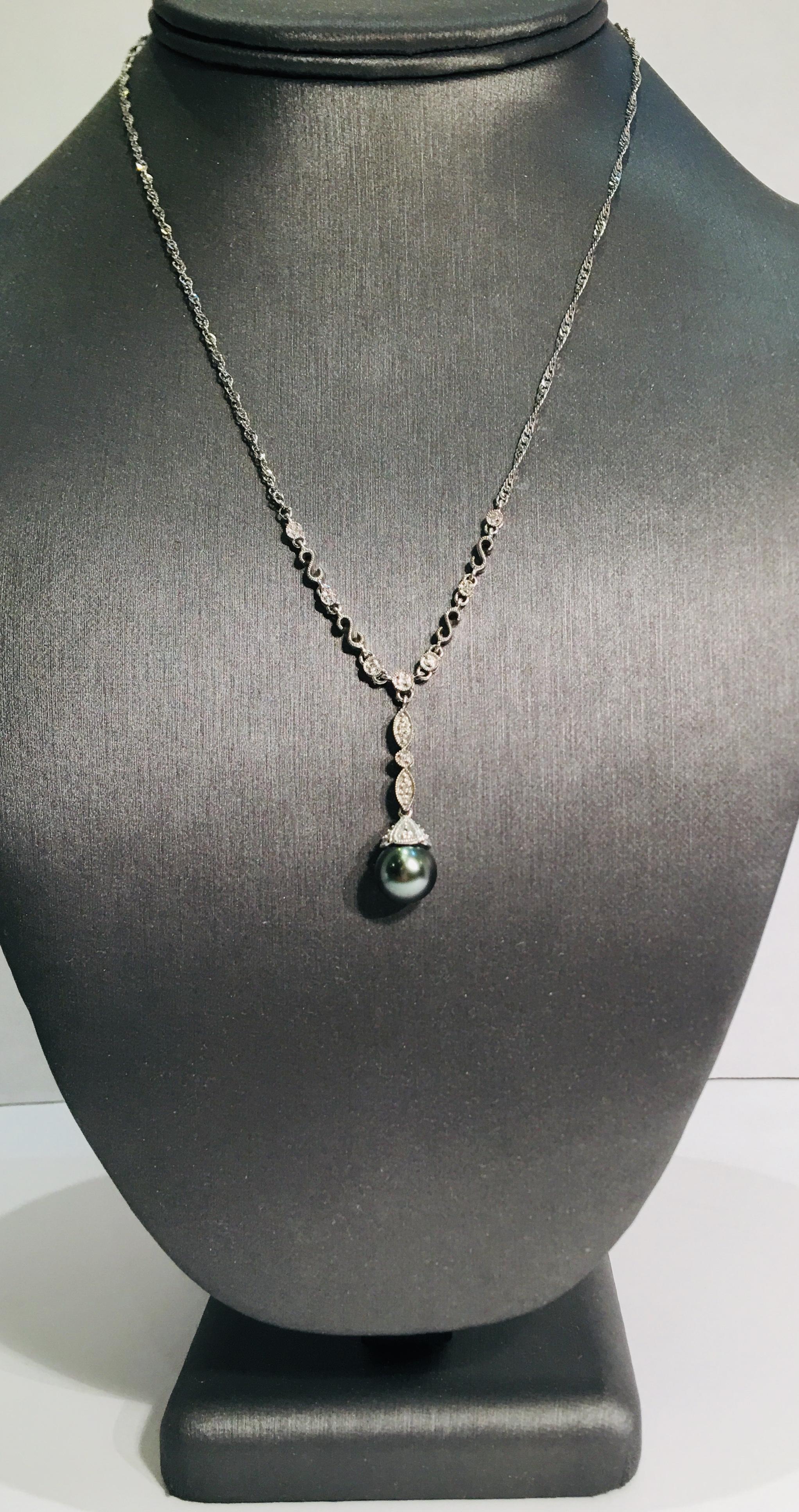 Women's Classic Gray Tahitian Pearl and Diamond 14 Karat White Gold Drop Necklace For Sale