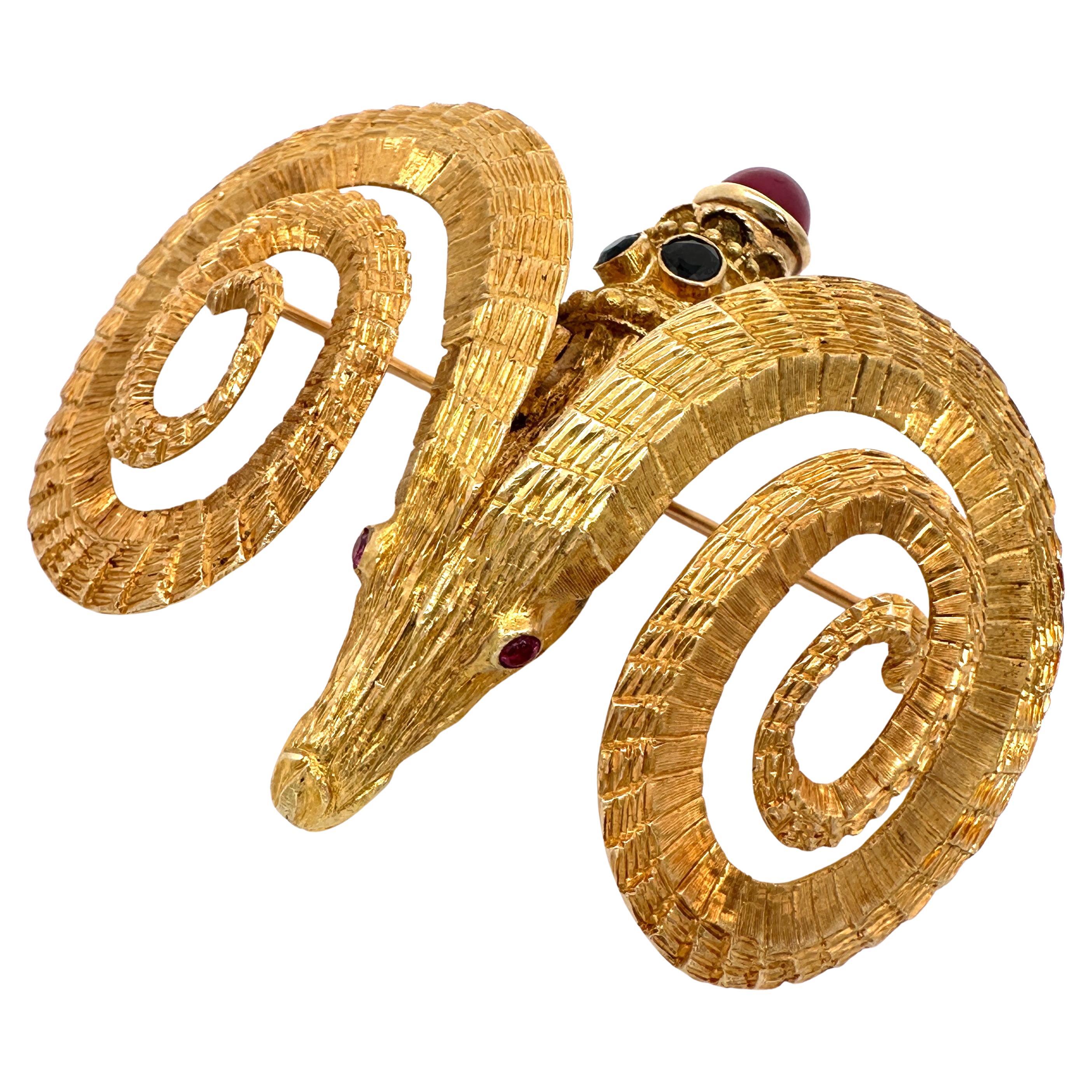 Spilla classica ariete greco in oro 18 carati con rubini e zaffiri di Zolotas