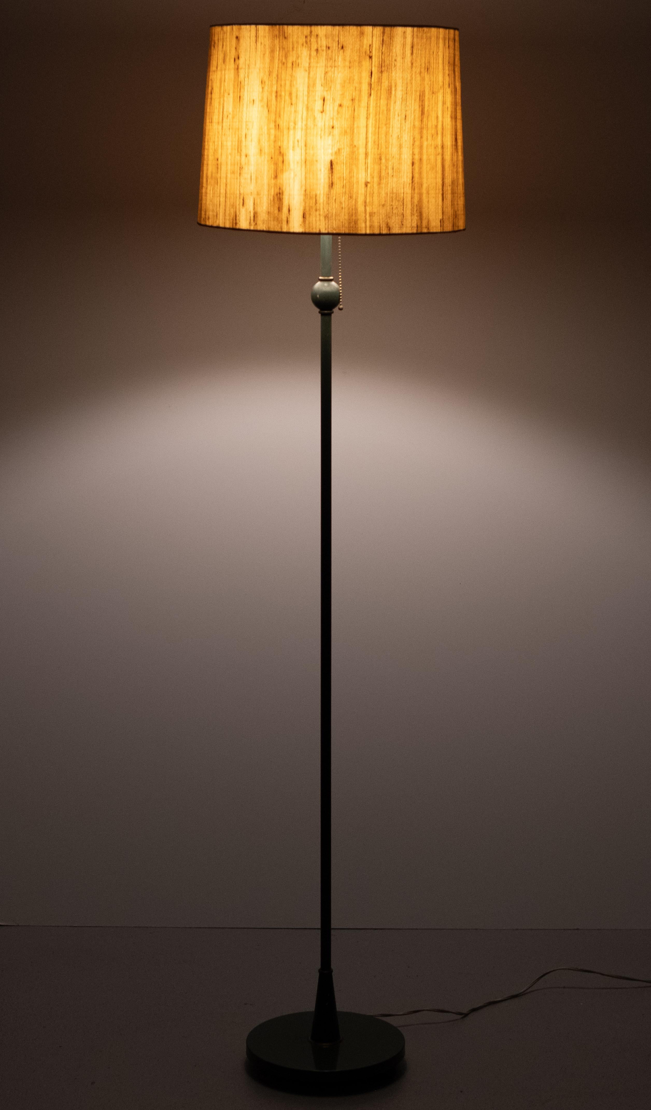 Classic Green color  wooden floor lamp  1950s France In Good Condition For Sale In Den Haag, NL