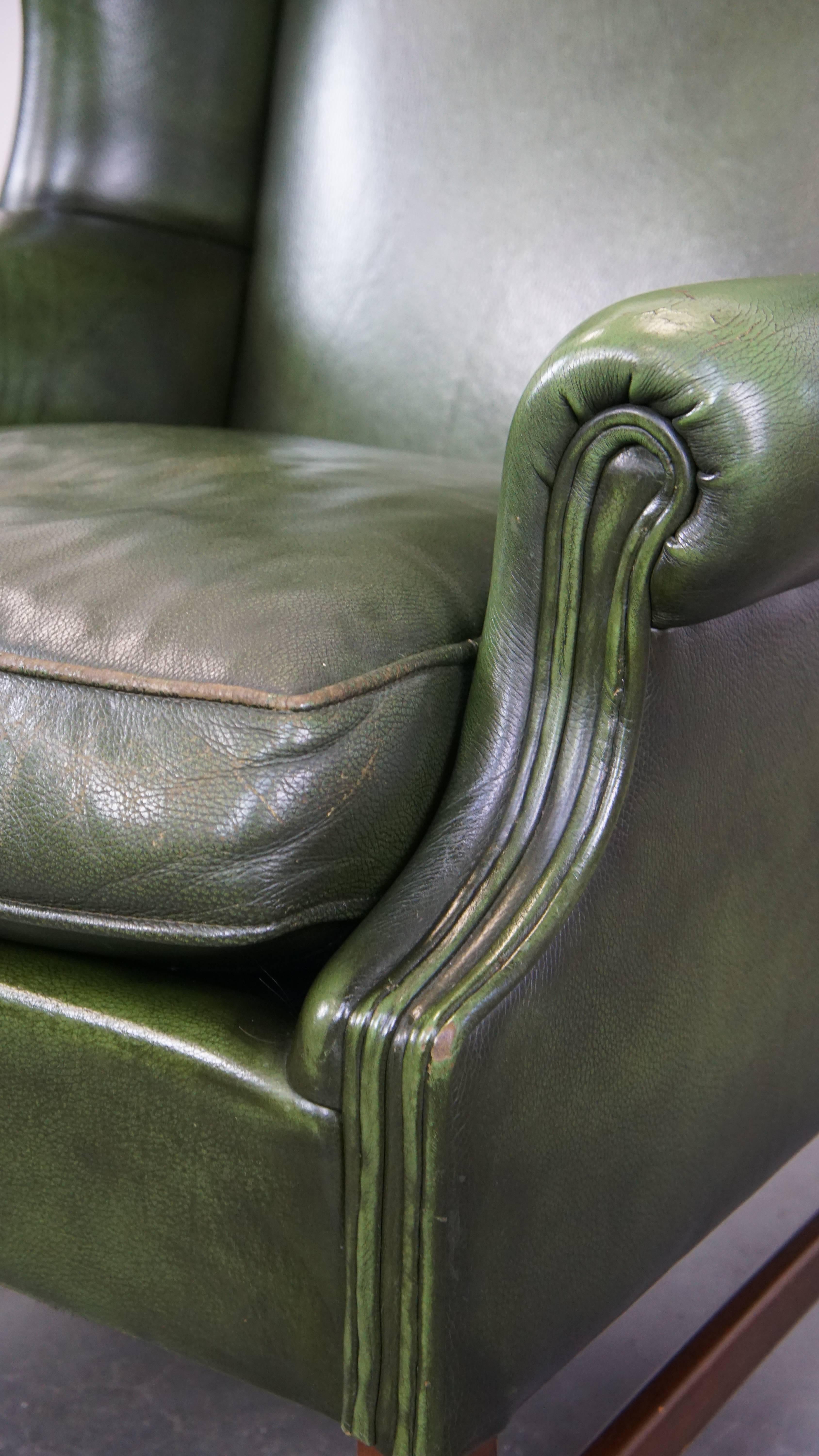Classic green cowhide English Chesterfield wing chair with a comfortable seat For Sale 5
