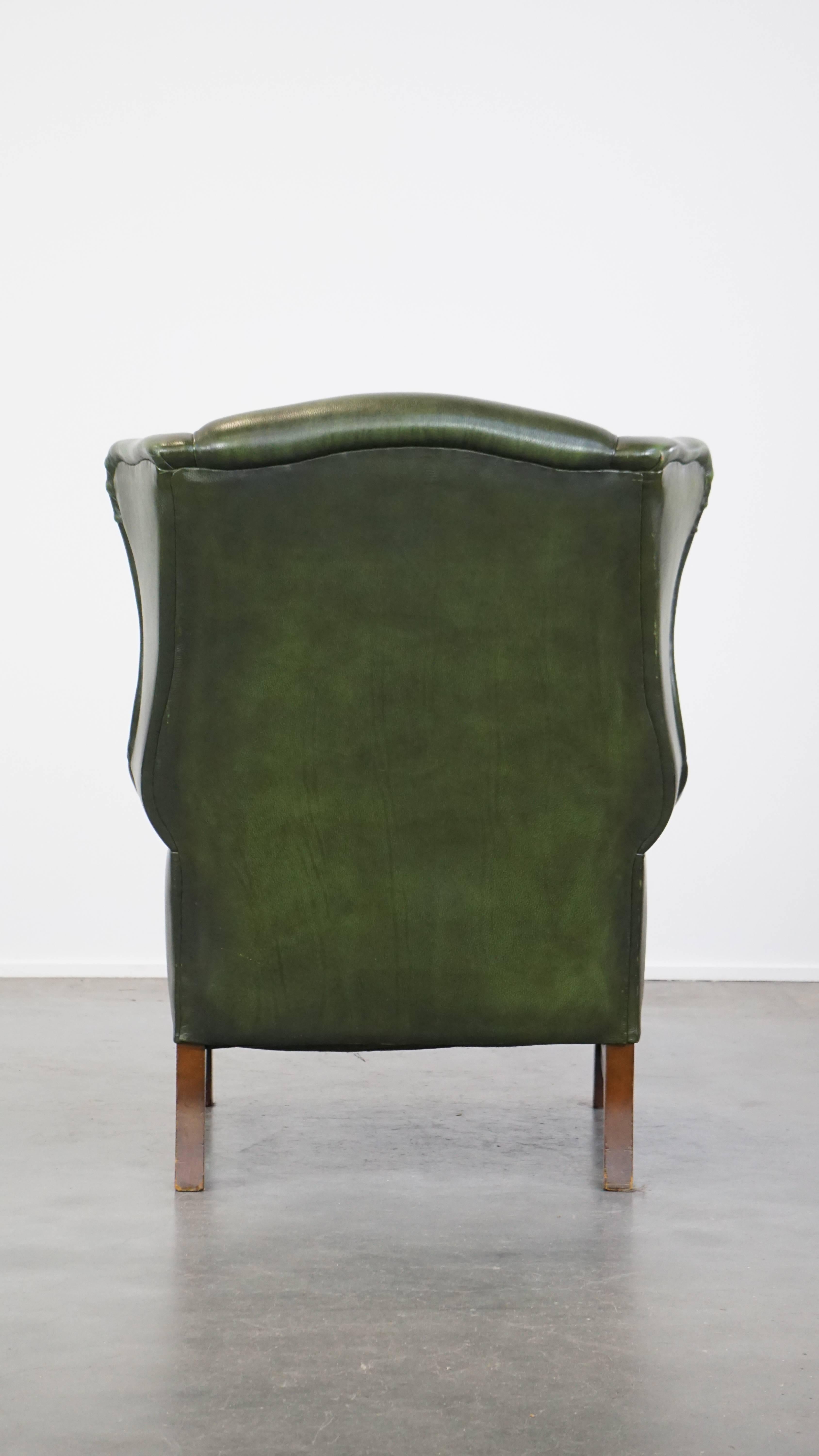 Classic green cowhide English Chesterfield wing chair with a comfortable seat In Good Condition For Sale In Harderwijk, NL