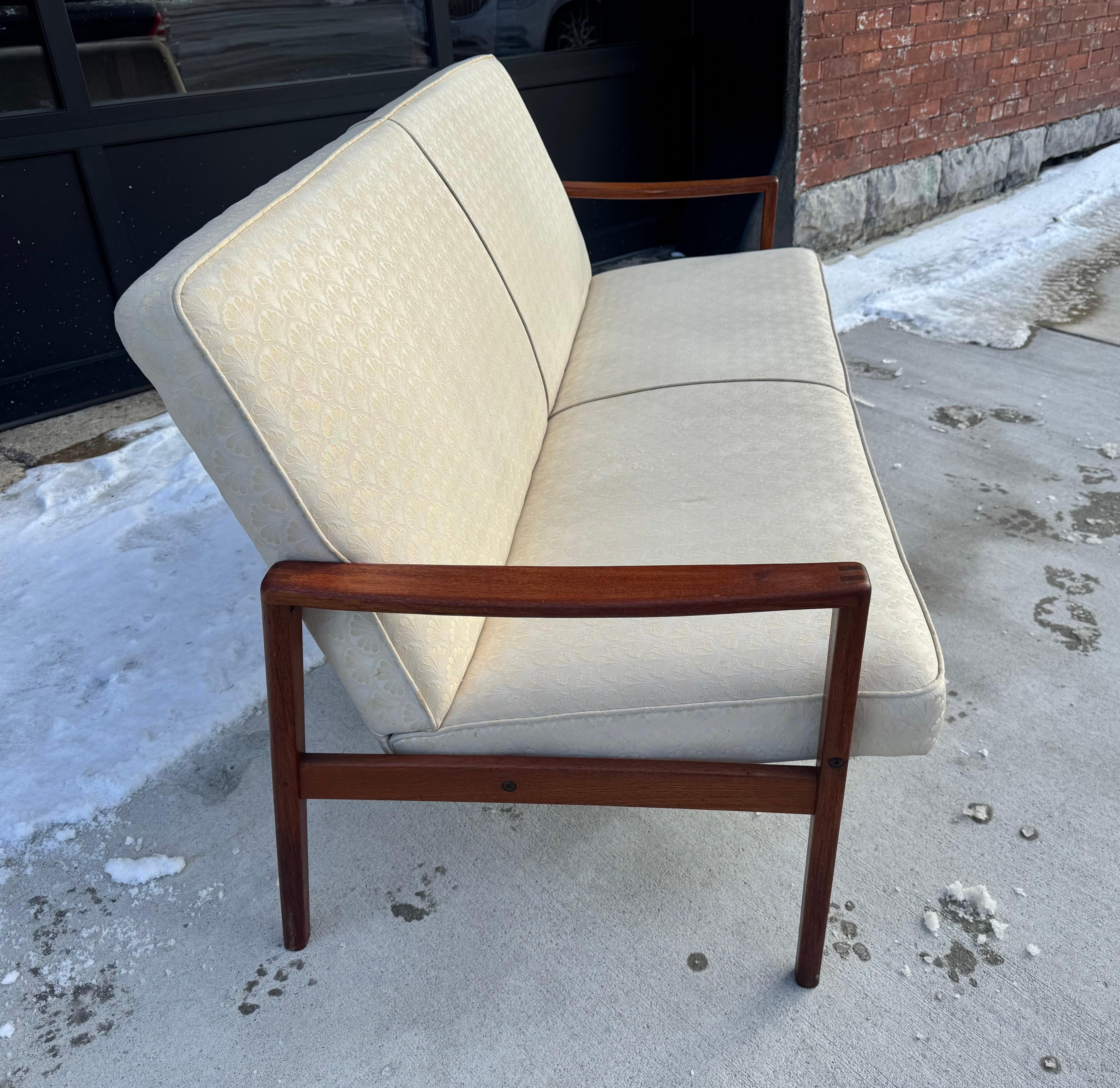 Classic Grete Jalk Three Seat Sofa, Teak / Fabric made in Denmark en Bueno estado para la venta en Buffalo, NY