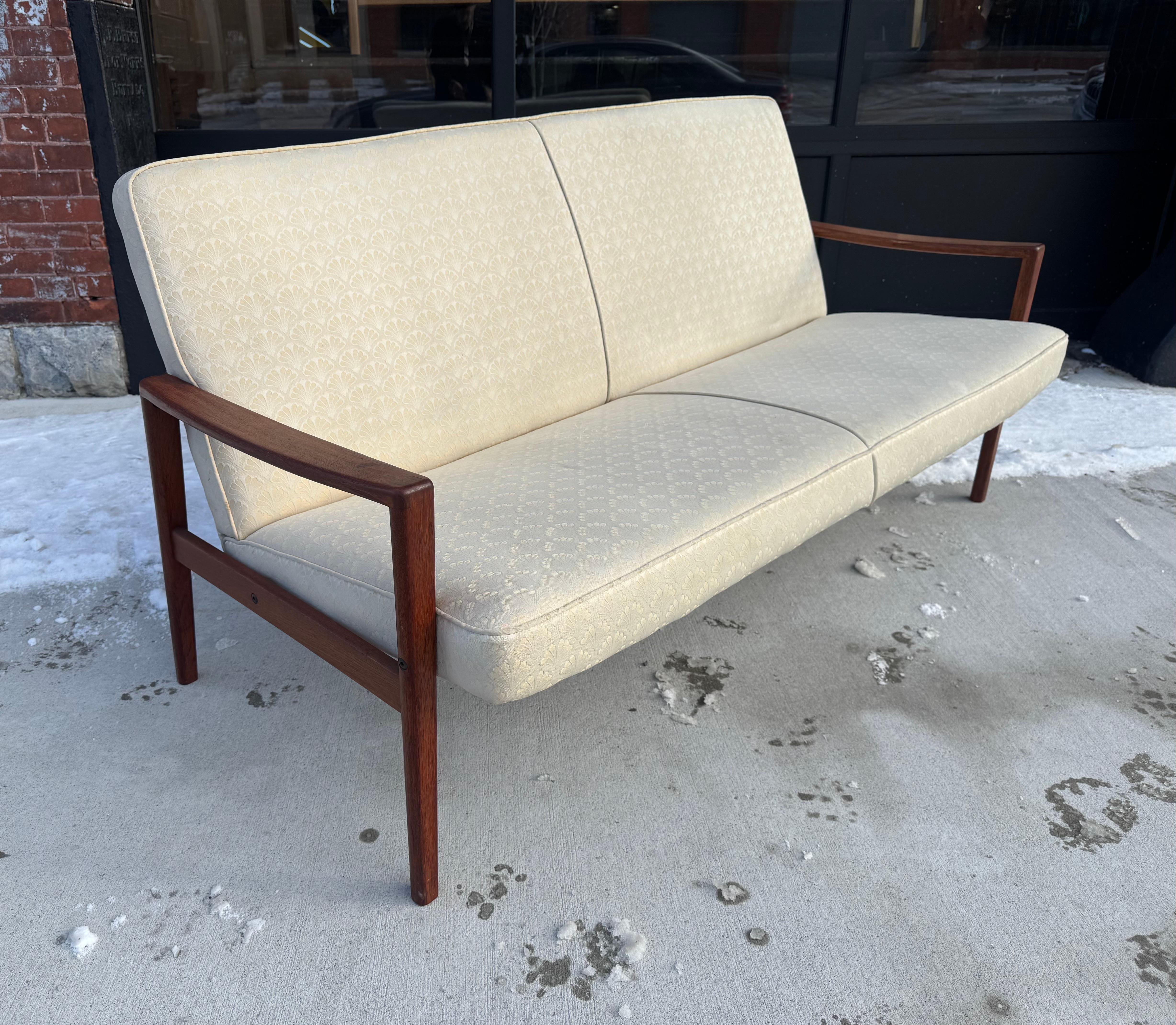 Classic Grete Jalk Three Seat Sofa, Teak / Fabric made in Denmark mediados del siglo XX en venta