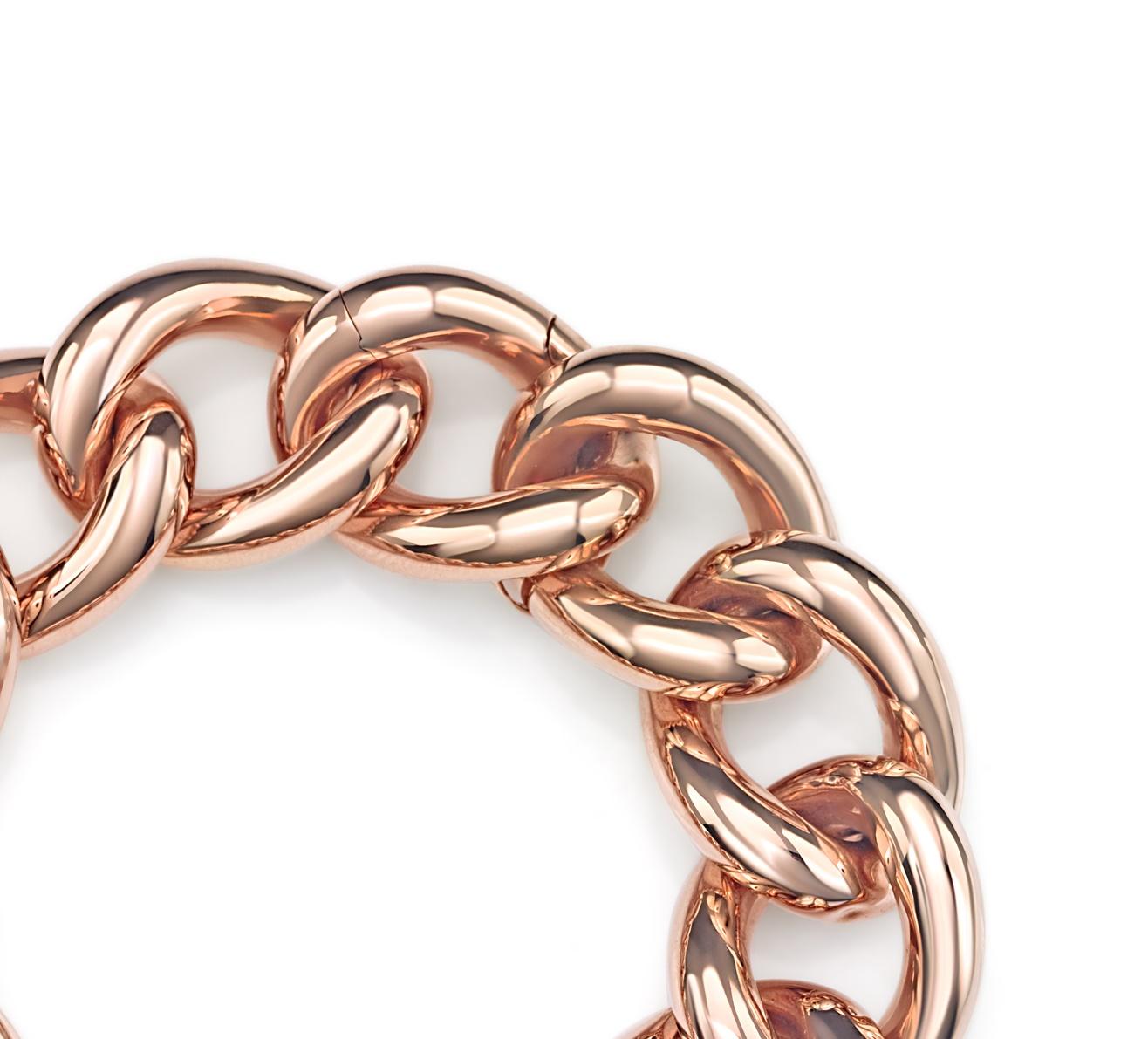 Découvrez l'élégance intemporelle avec le bracelet Micheletto Classic Gourmette, une pièce étonnante de la collection emblématique Micheletto. Confectionné en luxueux or rose 18 carats, ce bracelet est un parfait mélange de sophistication et de