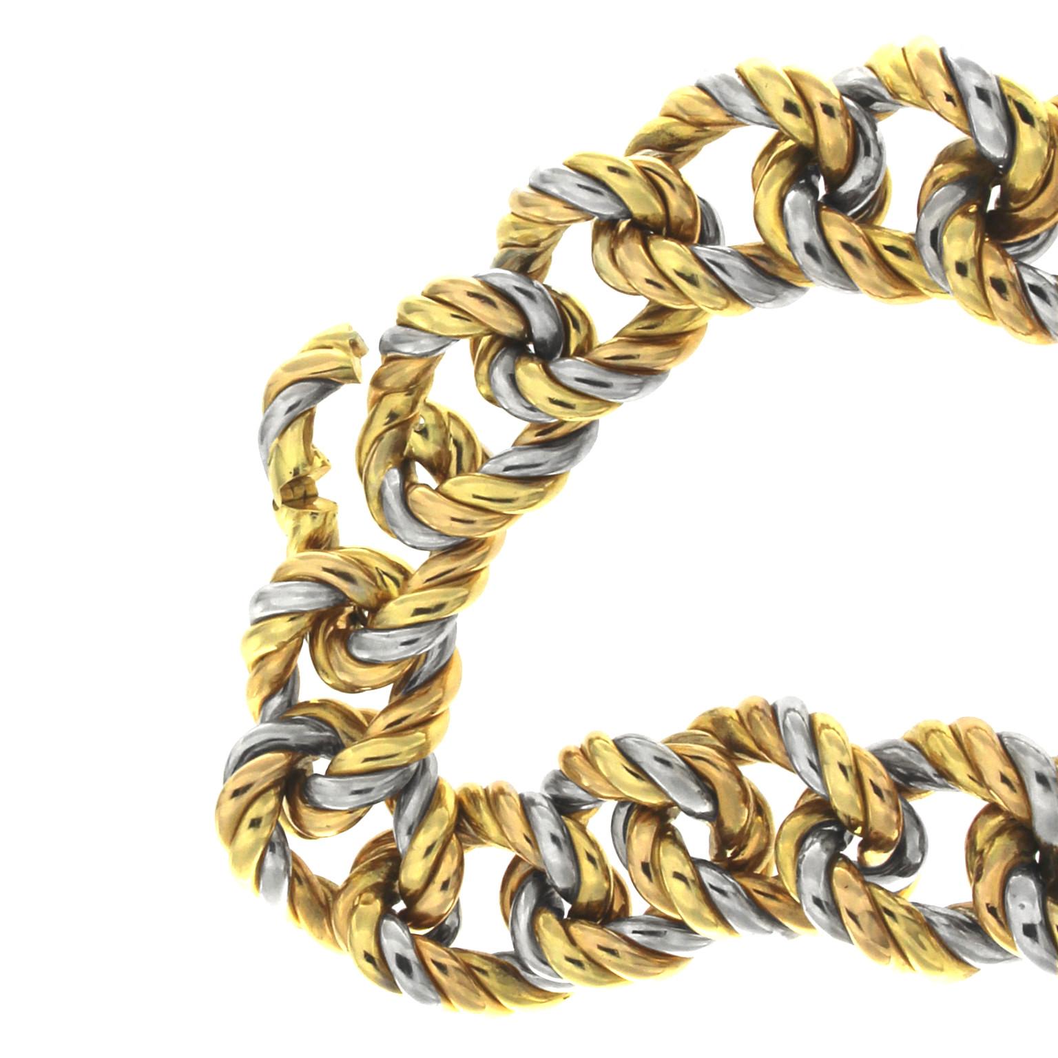 A great classic but lively reinterpreted for this necklace made with the most famous of the links, all linear, is really a must have!
The single meshes were made with three rods of three different colors intertwined and  wrapped in order to form