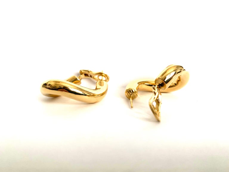 Classic groumette pair of earrings in 18 kt yellow gold 
This is the iconic collection in Micheletto.

the total weight of the gold is 14.00

STAMP: 10 MI ITALY 750

The full set is available.
The bracelet can be locked togheter to make the necklace