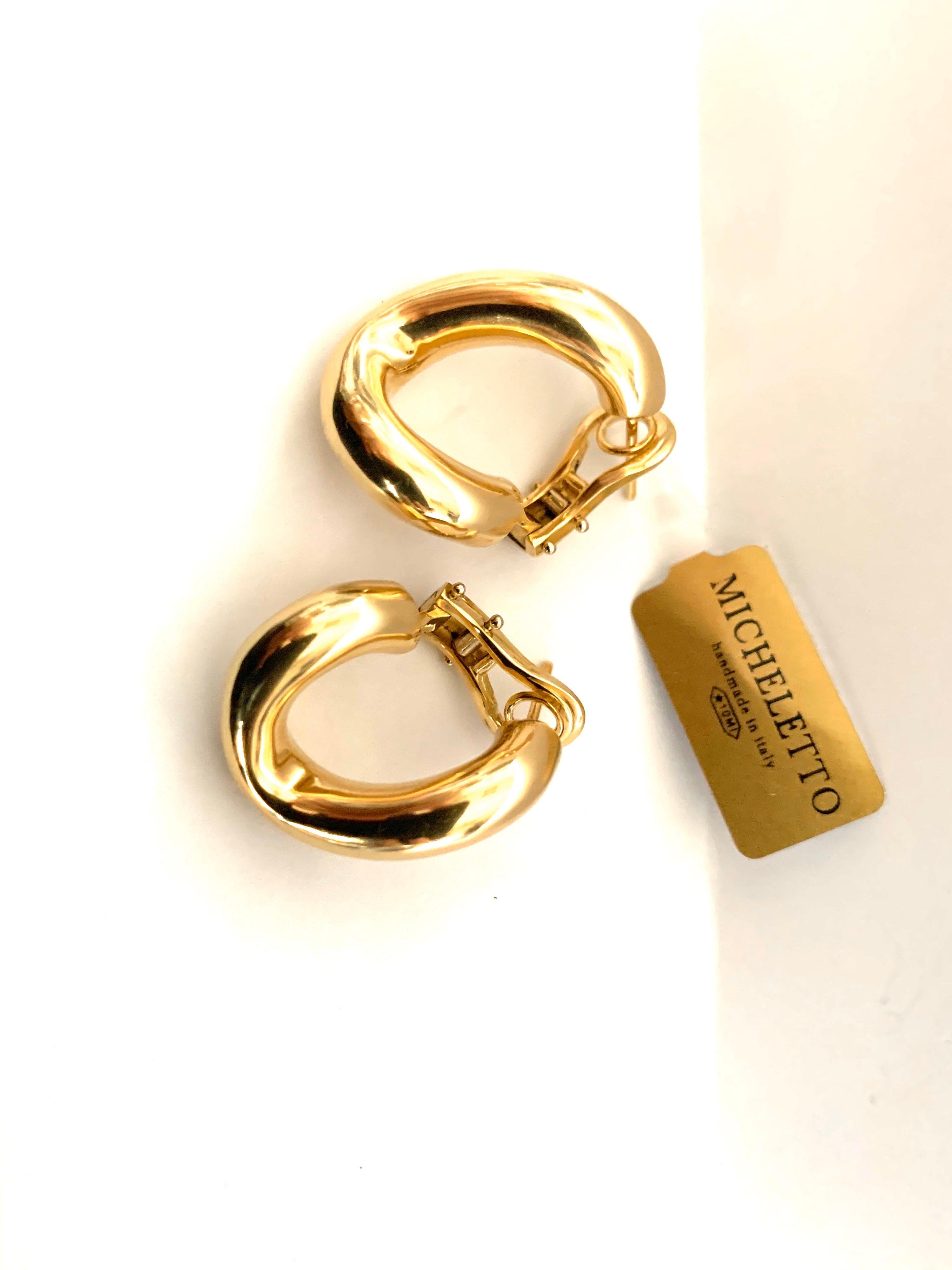 Klassisches Paar Groumette-Ohrringe aus 18 kt Gelbgold 
Dies ist die ikonische Kollektion von Micheletto.

das Gesamtgewicht des Goldes beträgt 9,6

BRIEFMARKE: 10 MI ITALIEN 750

Der vollständige Satz ist verfügbar.
Das Armband kann