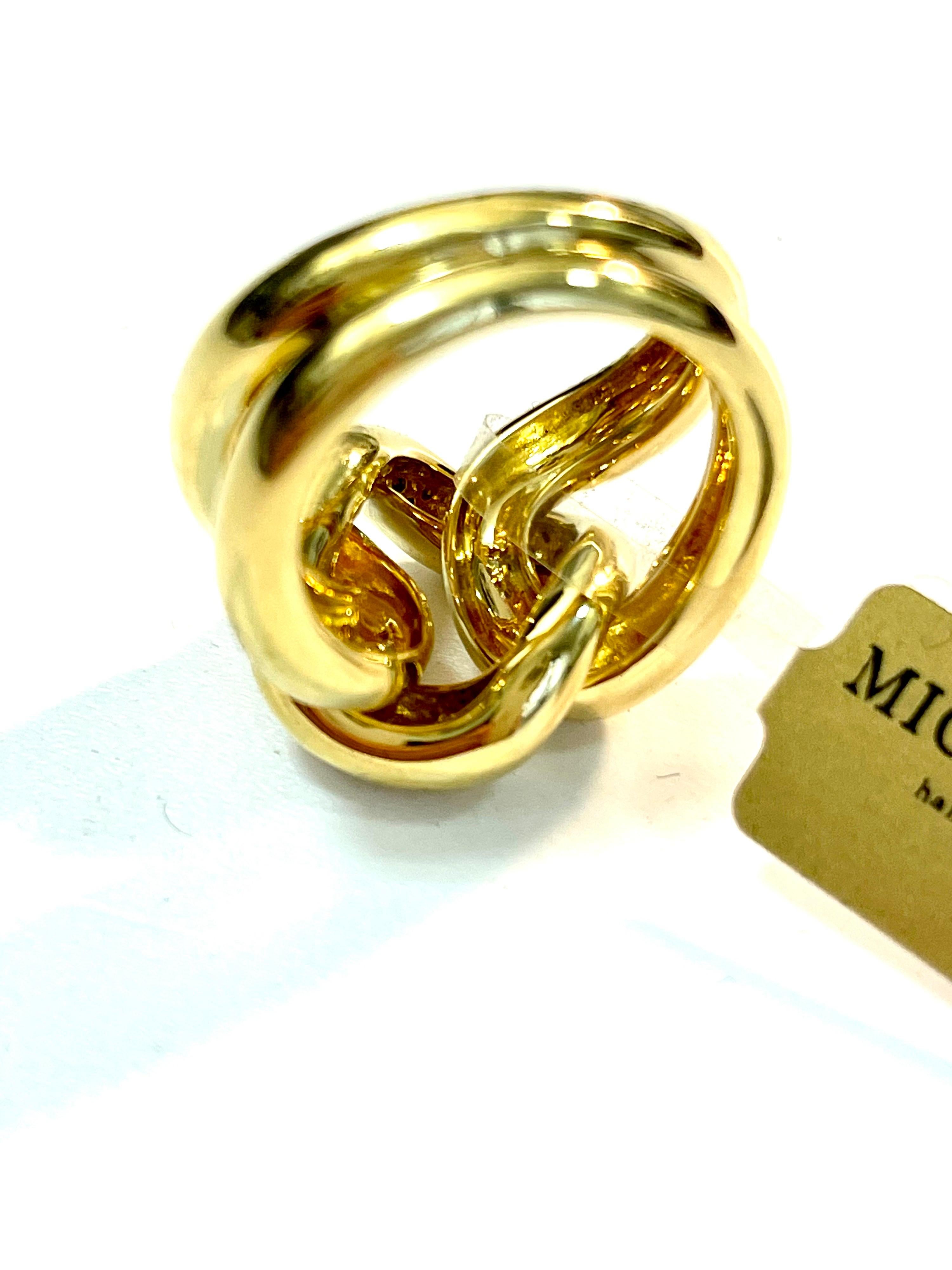 Bague groumette classique en or jaune 18 carats 

Il s'agit de la collection emblématique de Micheletto

le poids total de l'or est de  gr 17.10
TIMBRE : 10 MI ITALIE 750
TAILLE 6
La série complète est disponible.

