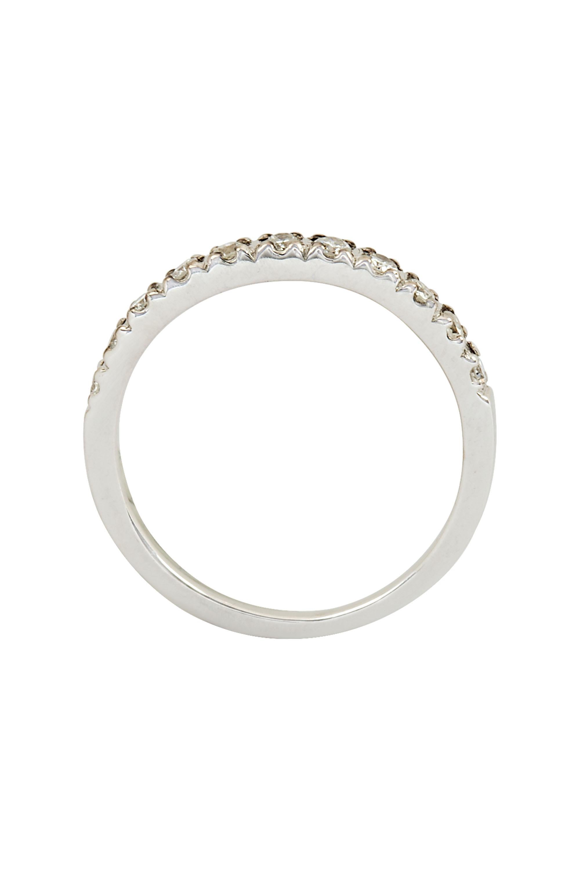 Ein perfekt einfaches und klassisches Diamant-Halb-eternity-Band mit elf eng beieinander liegenden Perlen in einem polierten 14 Karat Weißgoldband mit einem Gesamtgewicht von ca. 0,28 Karat. Derzeit Größe 5.5
