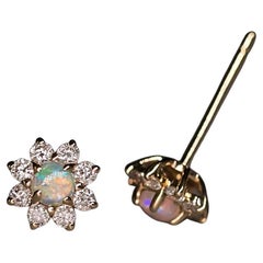 Classic Halo Australian Opal & Diamonds Stud Earrings 14K Yellow Gold (Boucles d'oreilles en or jaune 14K)