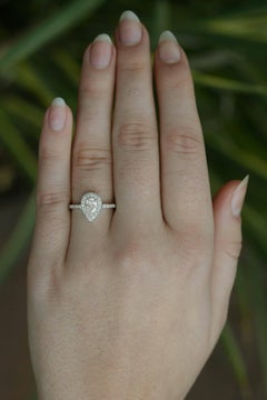 Anello di fidanzamento classico con diamanti a forma di pera