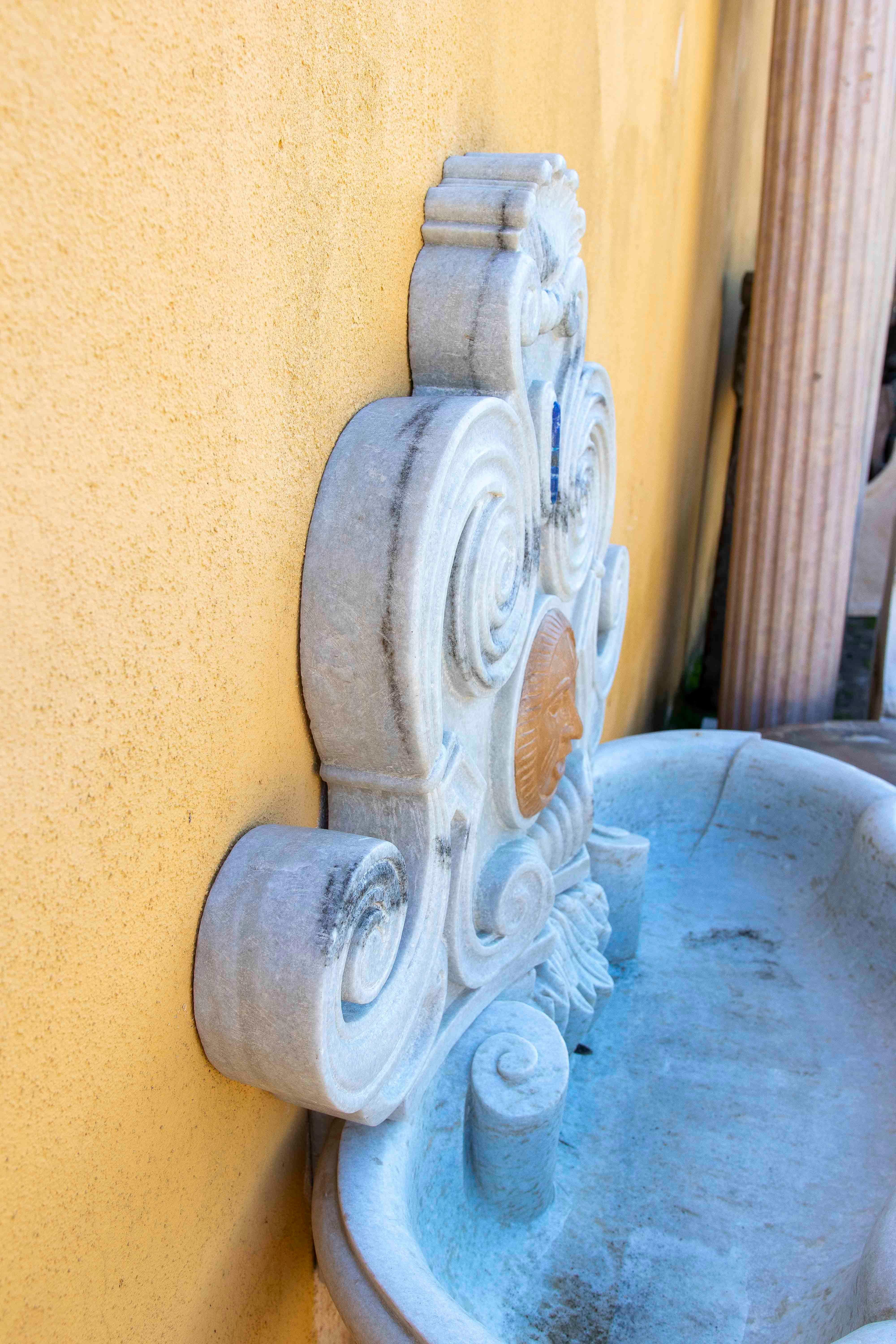 Fontaine classique en marbre sculptée à la main avec mascaron et détails Decorative en vente 3