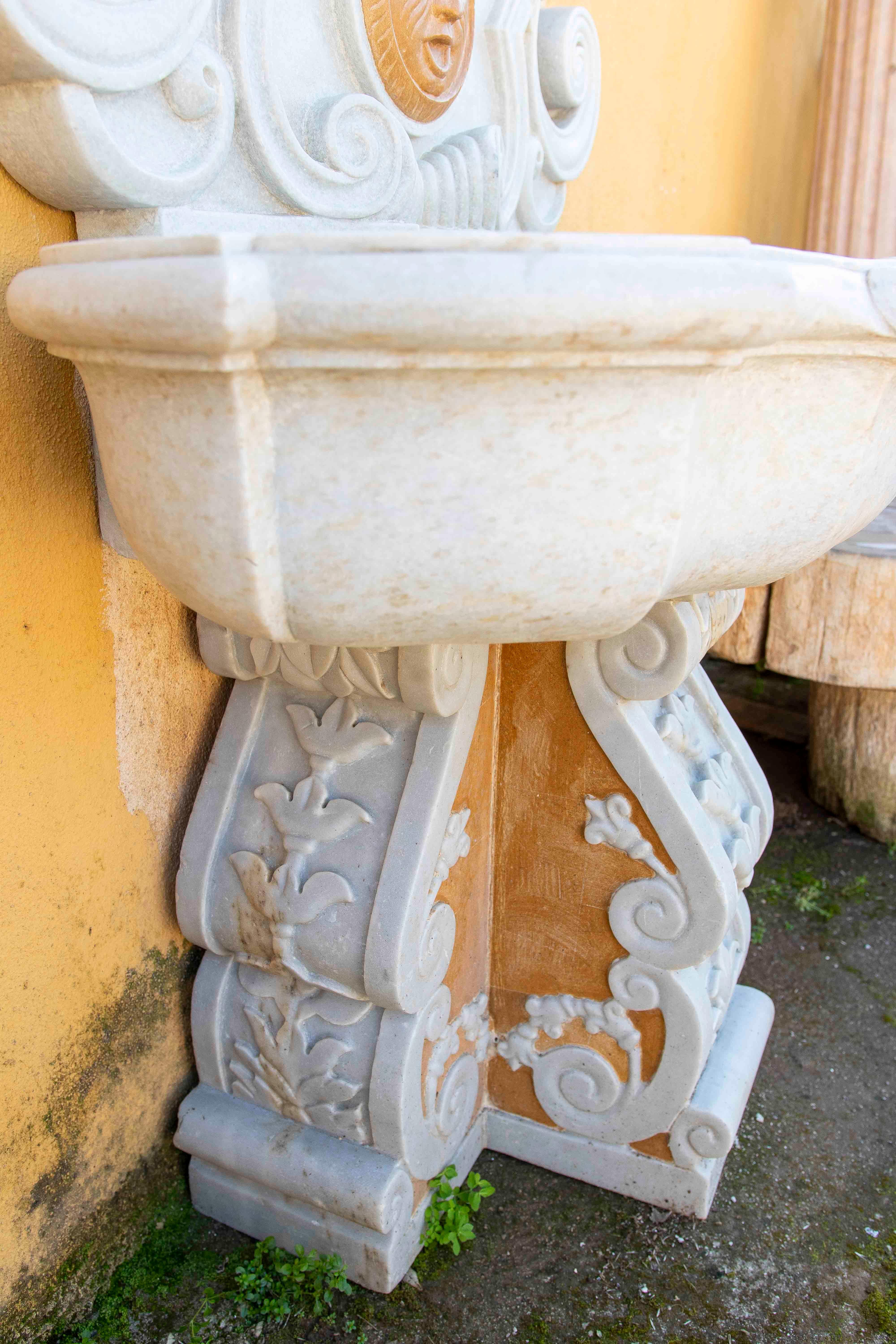 Fontaine classique en marbre sculptée à la main avec mascaron et détails Decorative en vente 4