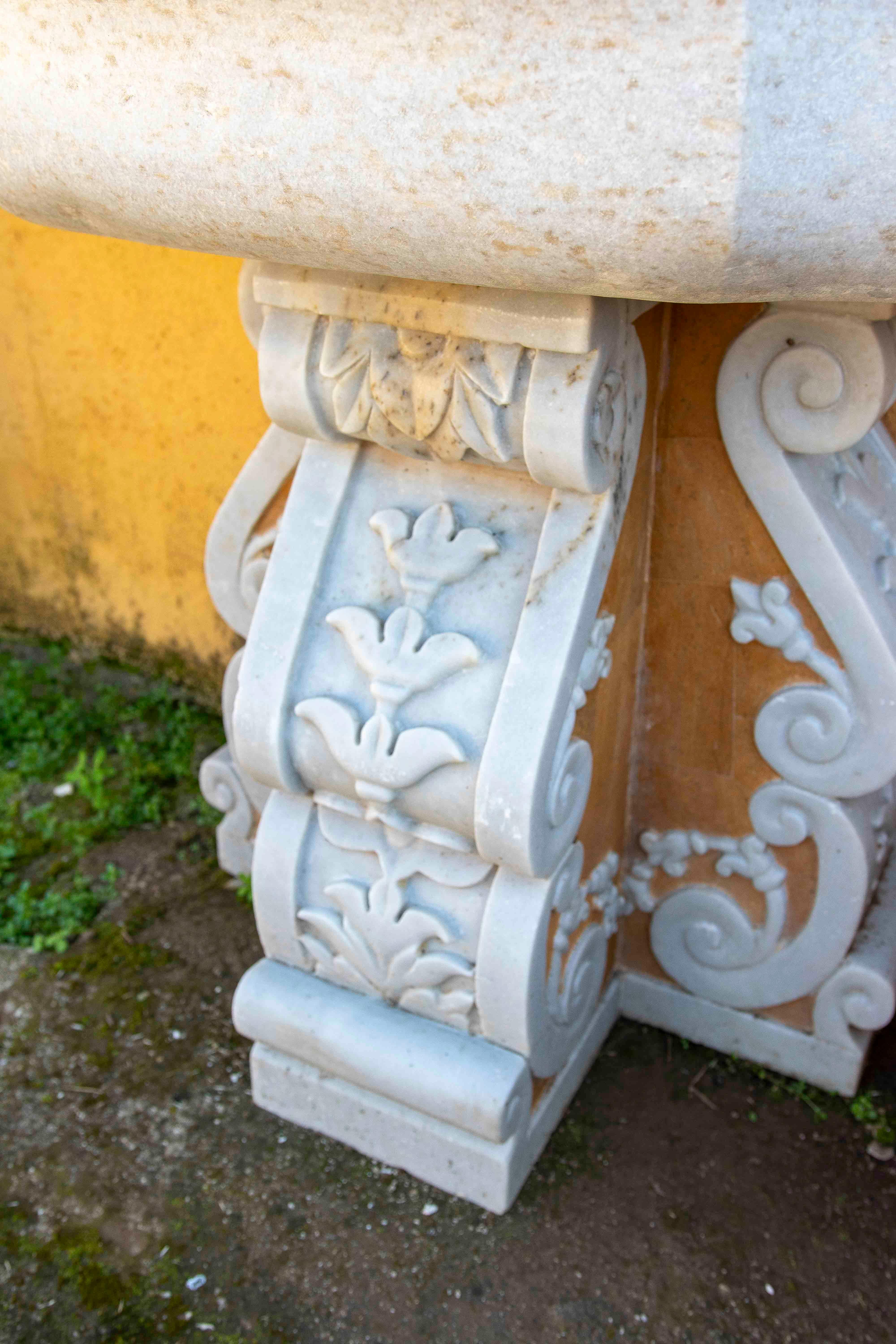 Fontaine classique en marbre sculptée à la main avec mascaron et détails Decorative en vente 5