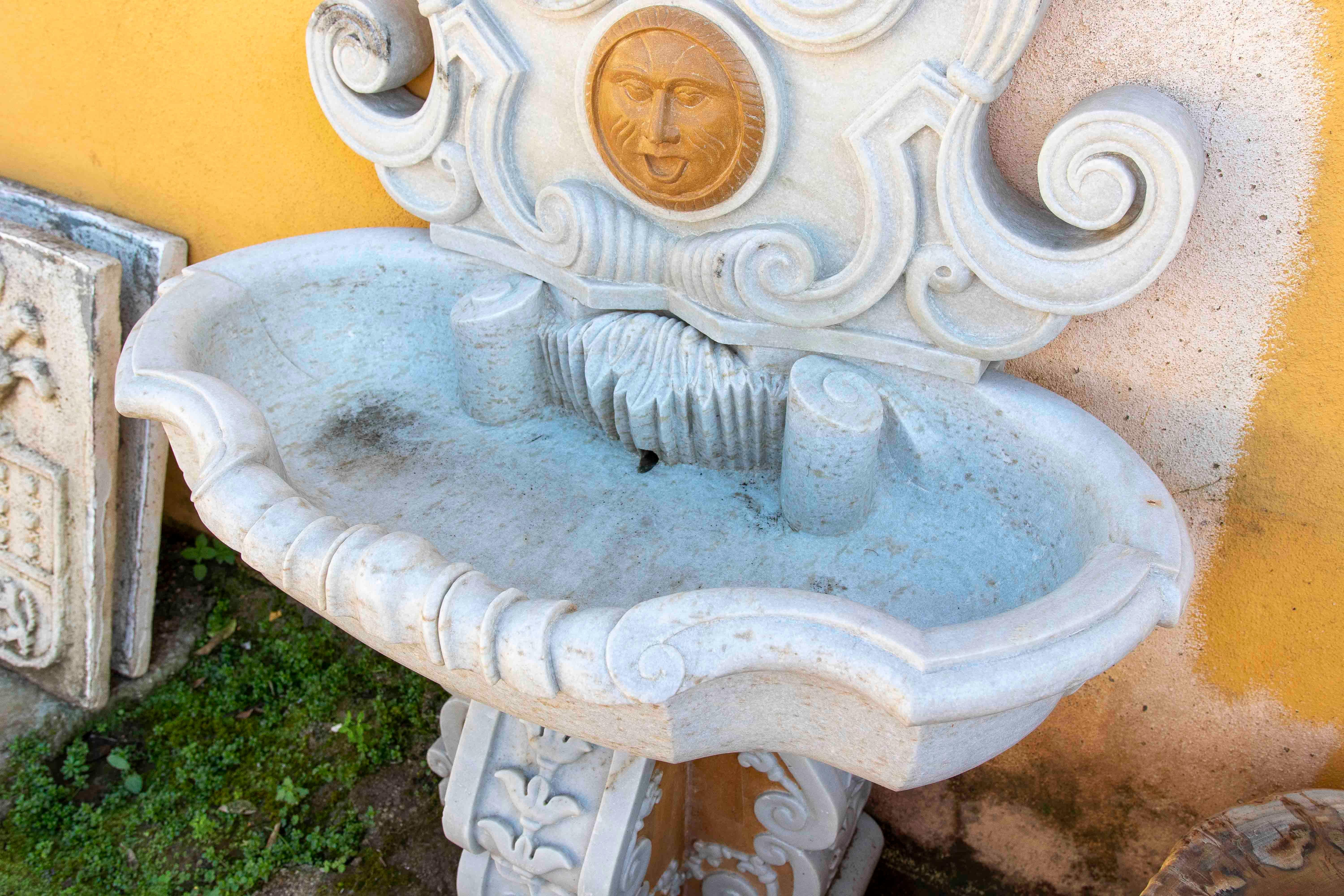 Fontaine classique en marbre sculptée à la main avec mascaron et détails Decorative en vente 6