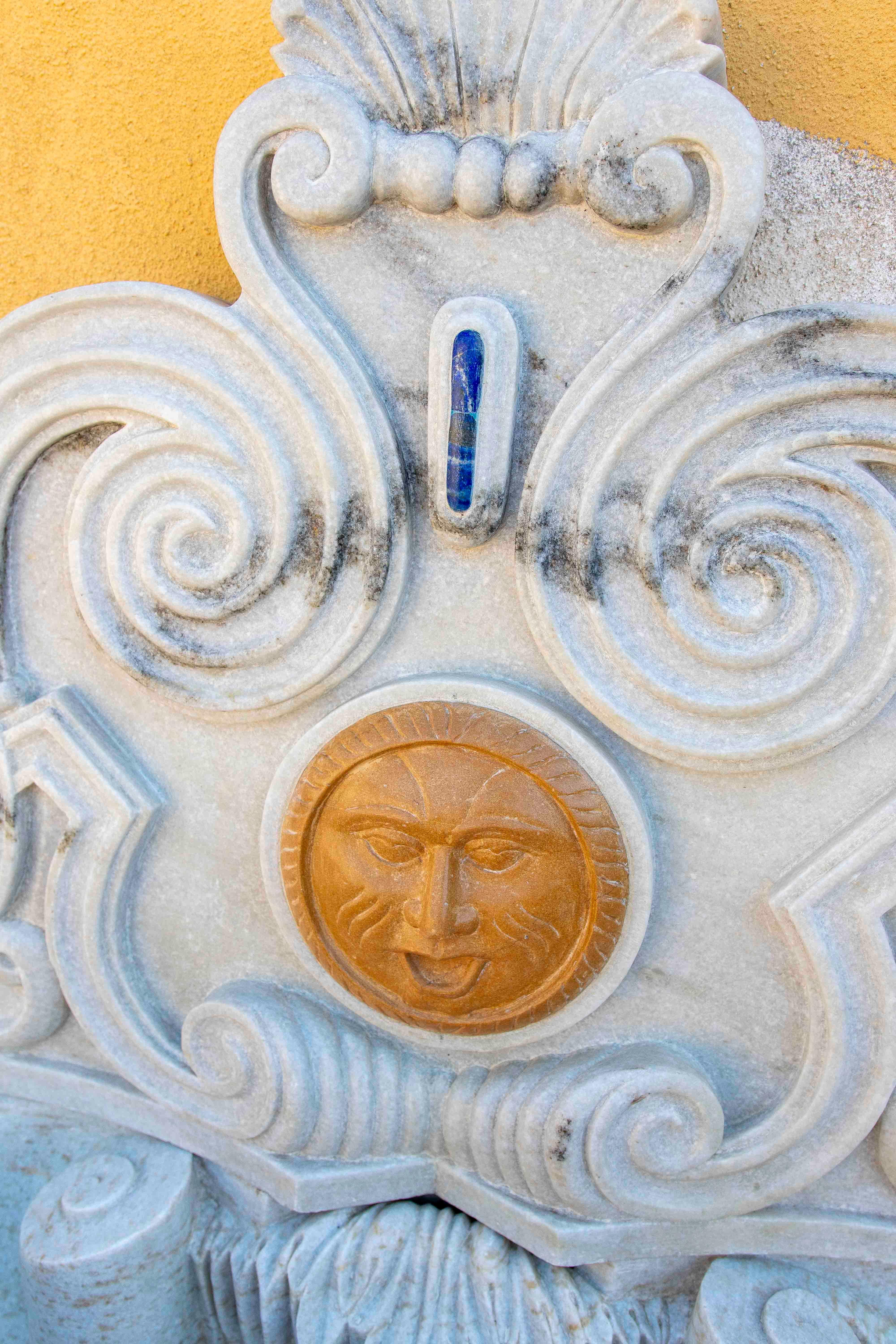 Sculpté à la main Fontaine classique en marbre sculptée à la main avec mascaron et détails Decorative en vente