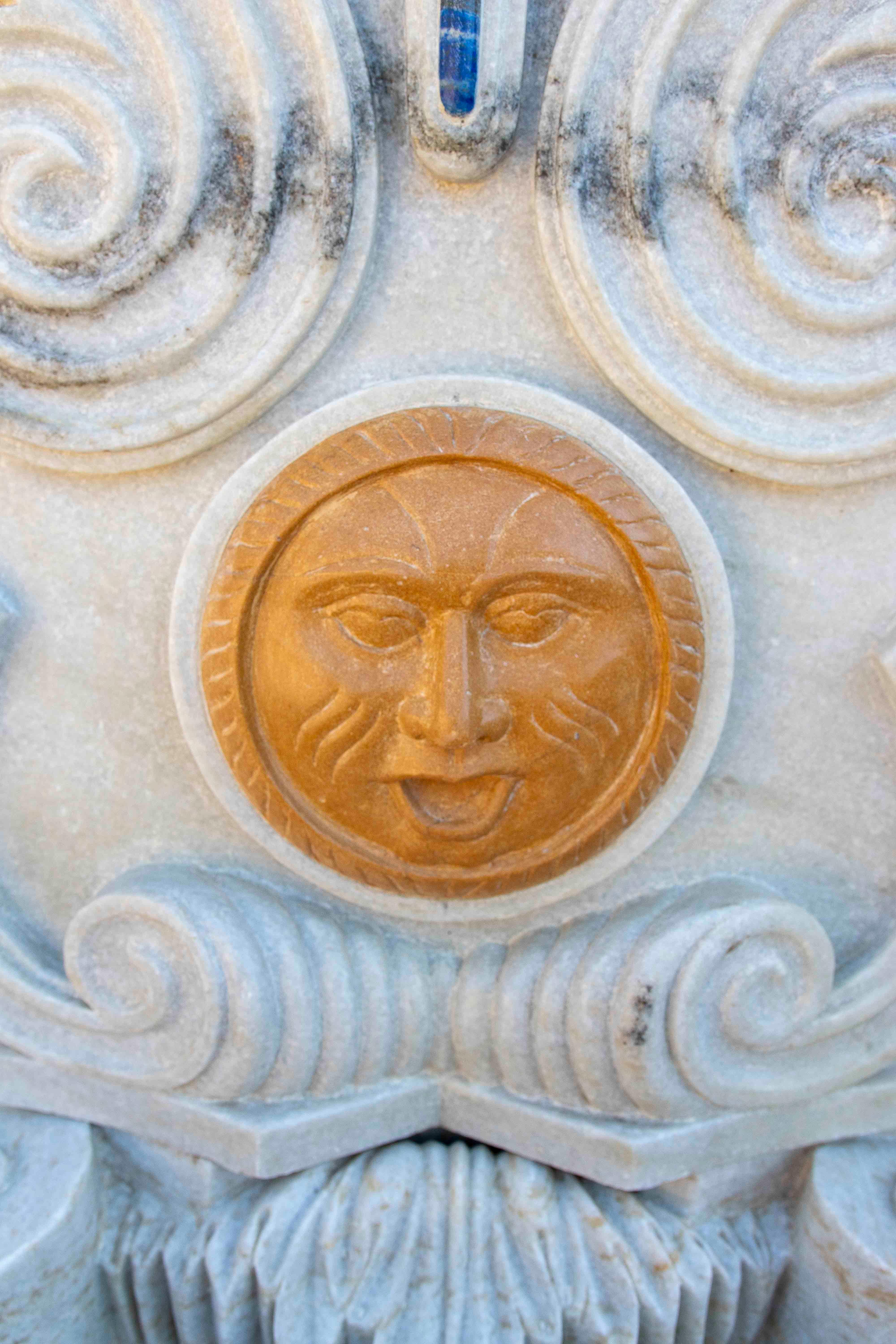 Fontaine classique en marbre sculptée à la main avec mascaron et détails Decorative Bon état - En vente à Marbella, ES