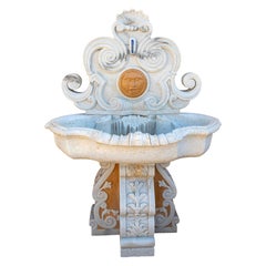 Fontana classica in marmo scolpito a mano con mascara e dettagli decorativi