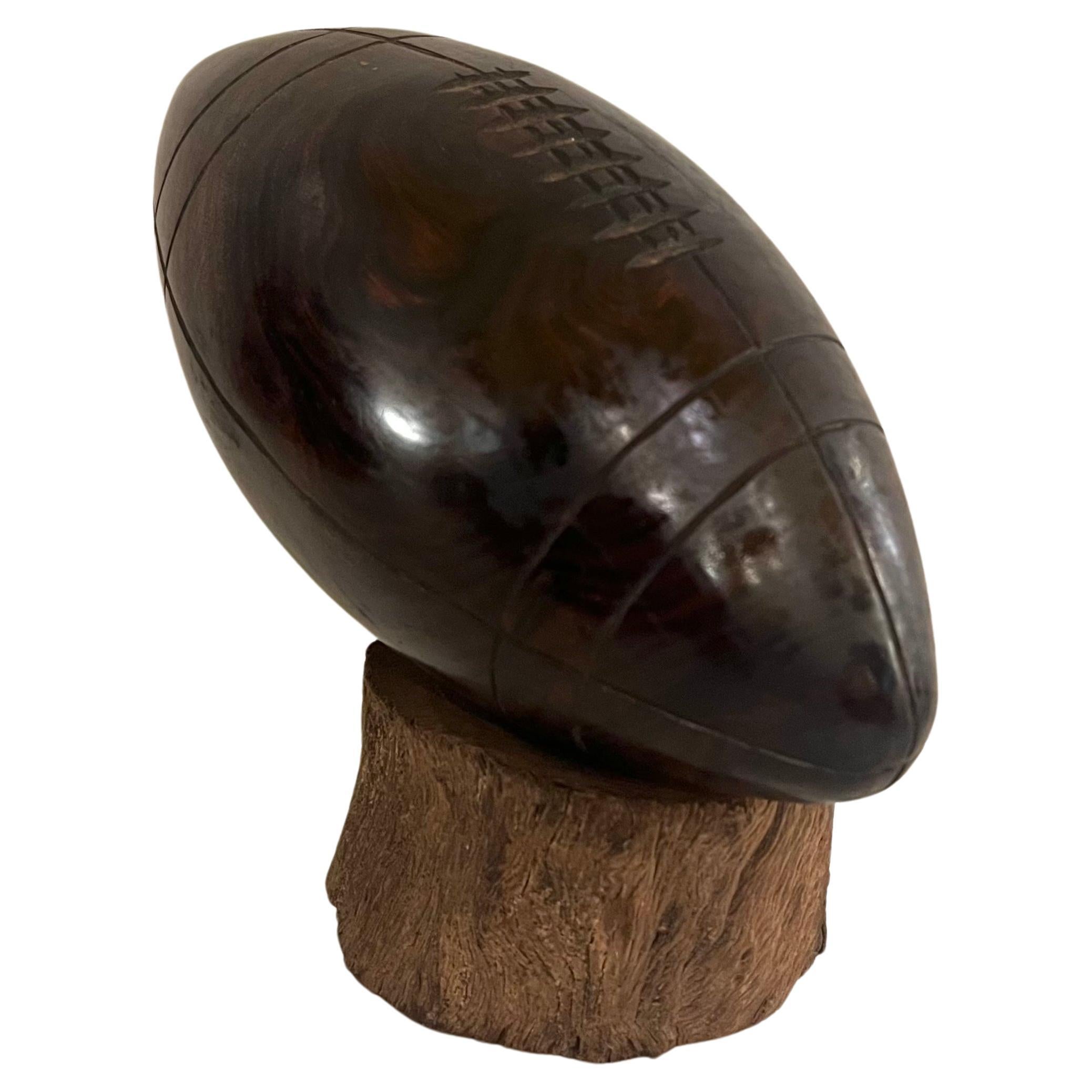 Classique américain Sculpture classique de football américain en bois de fer massif sculpté à la main en vente