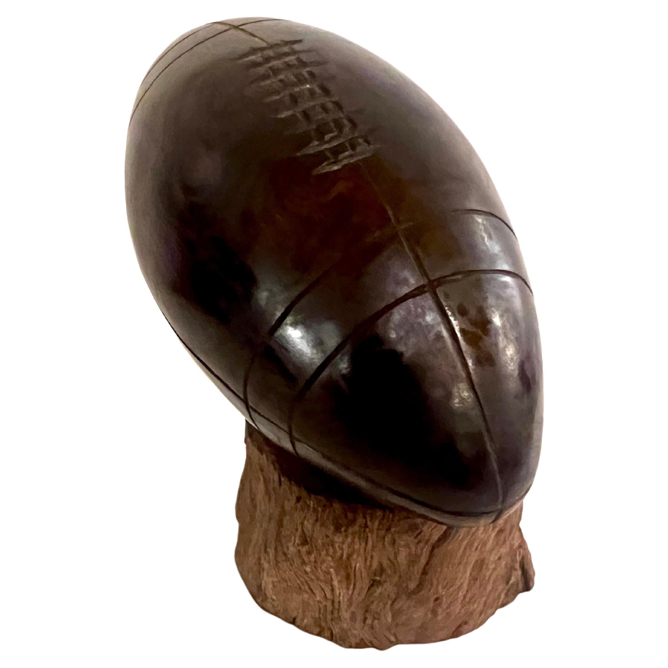 Sculpture classique de football américain en bois de fer massif sculpté à la main Excellent état - En vente à San Diego, CA