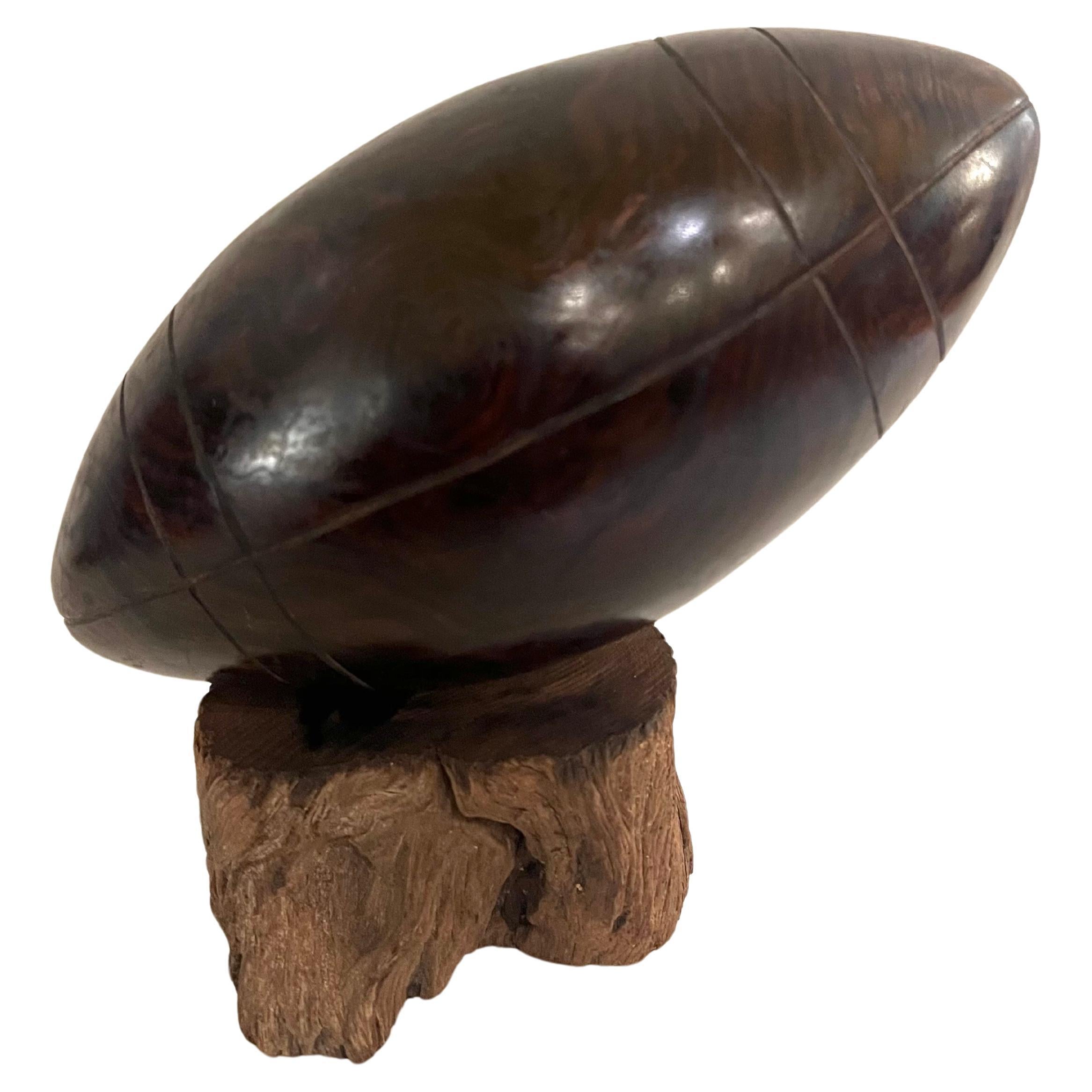 Sculpture classique de football américain en bois de fer massif sculpté à la main