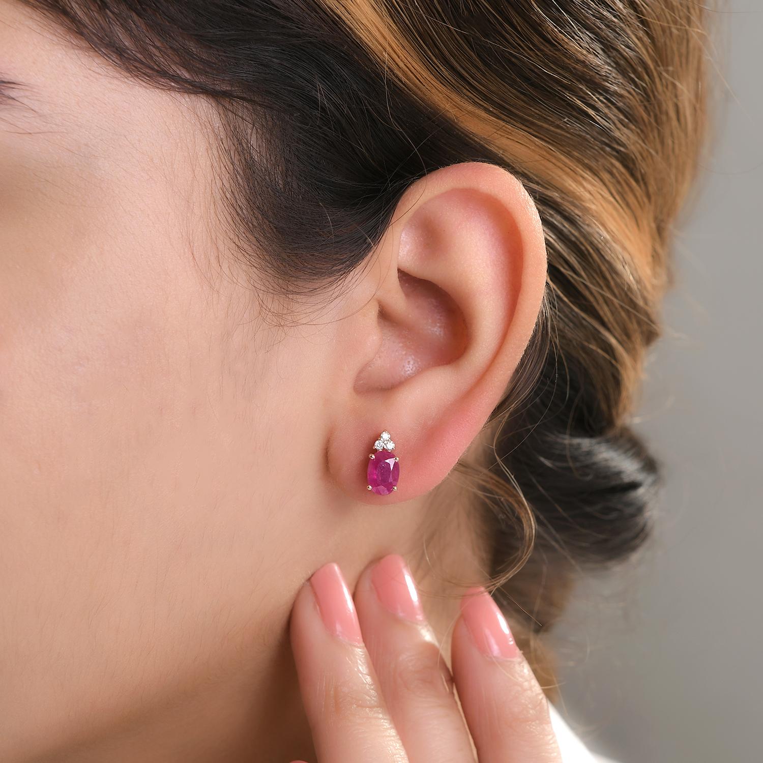 Taille ovale Boucles d'oreilles classiques en or jaune massif 14k, rubis et diamants, faites à la main en vente