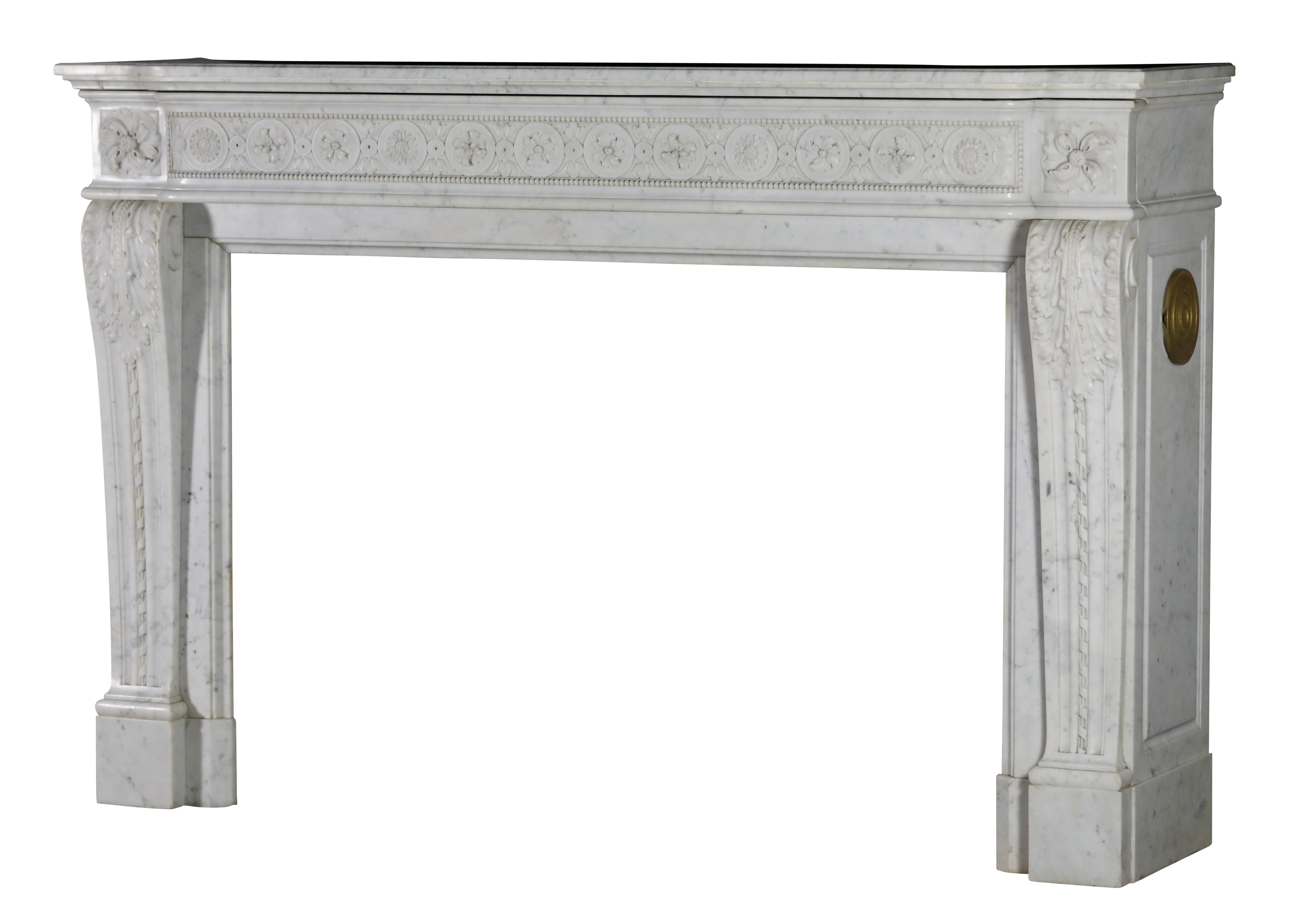 Classic Haussmannien Weißer Marmor Louis XVI Style Kamin Surround aus Paris im Angebot 2