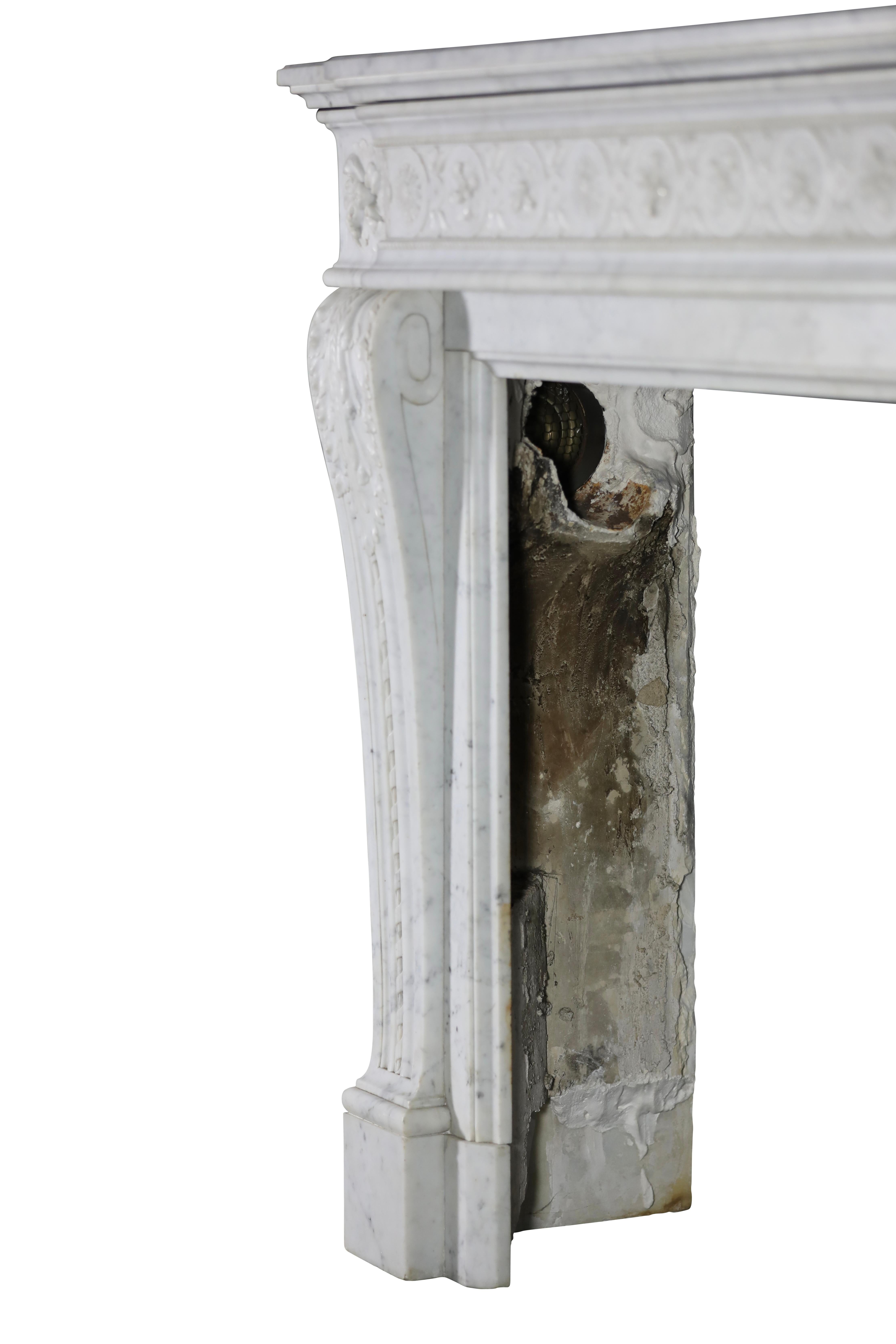 Classic Haussmannien Weißer Marmor Louis XVI Style Kamin Surround aus Paris im Angebot 3