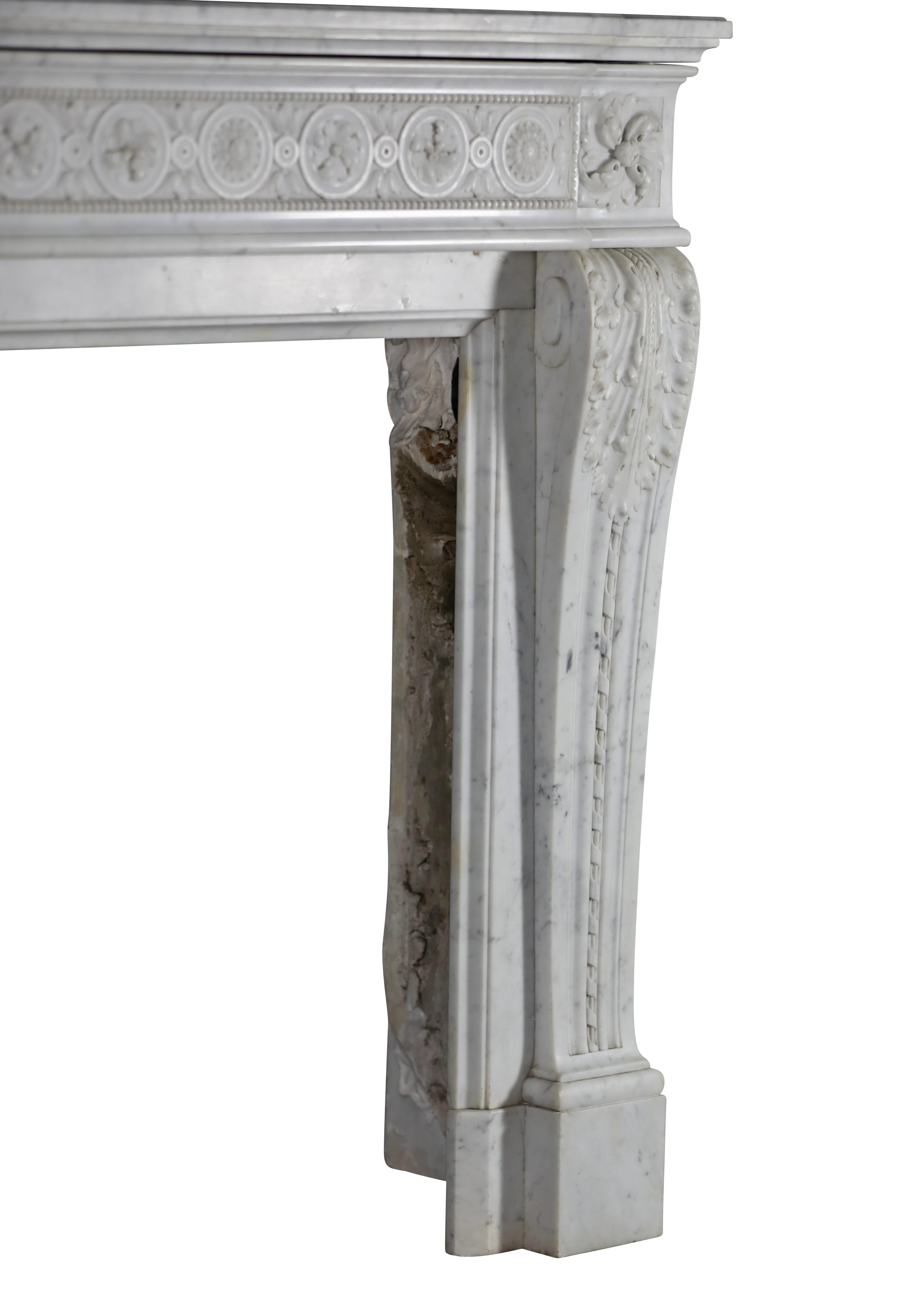Classic Haussmannien Weißer Marmor Louis XVI Style Kamin Surround aus Paris im Angebot 4