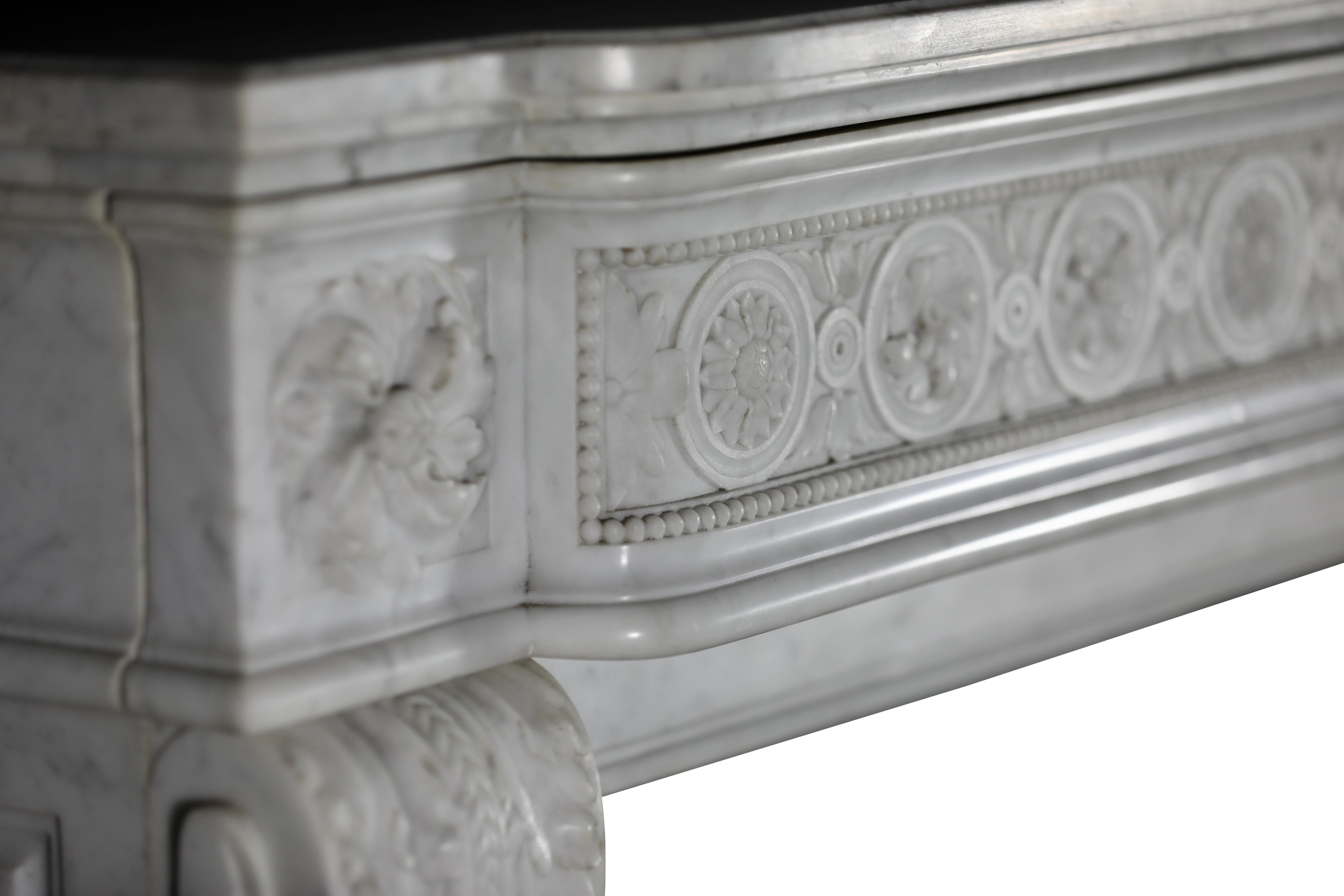 Classic Haussmannien Weißer Marmor Louis XVI Style Kamin Surround aus Paris im Angebot 6