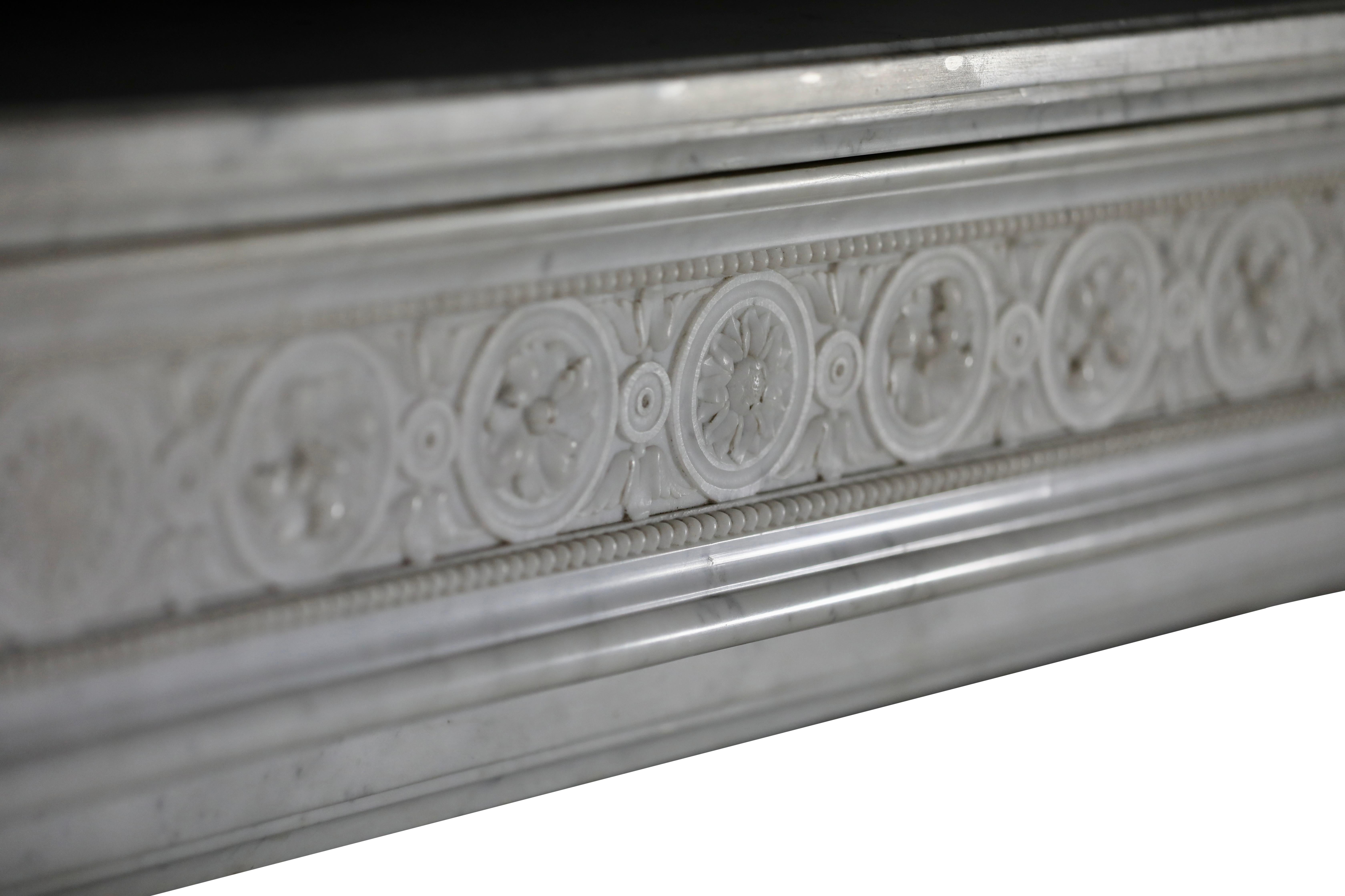 Classic Haussmannien Weißer Marmor Louis XVI Style Kamin Surround aus Paris im Angebot 7