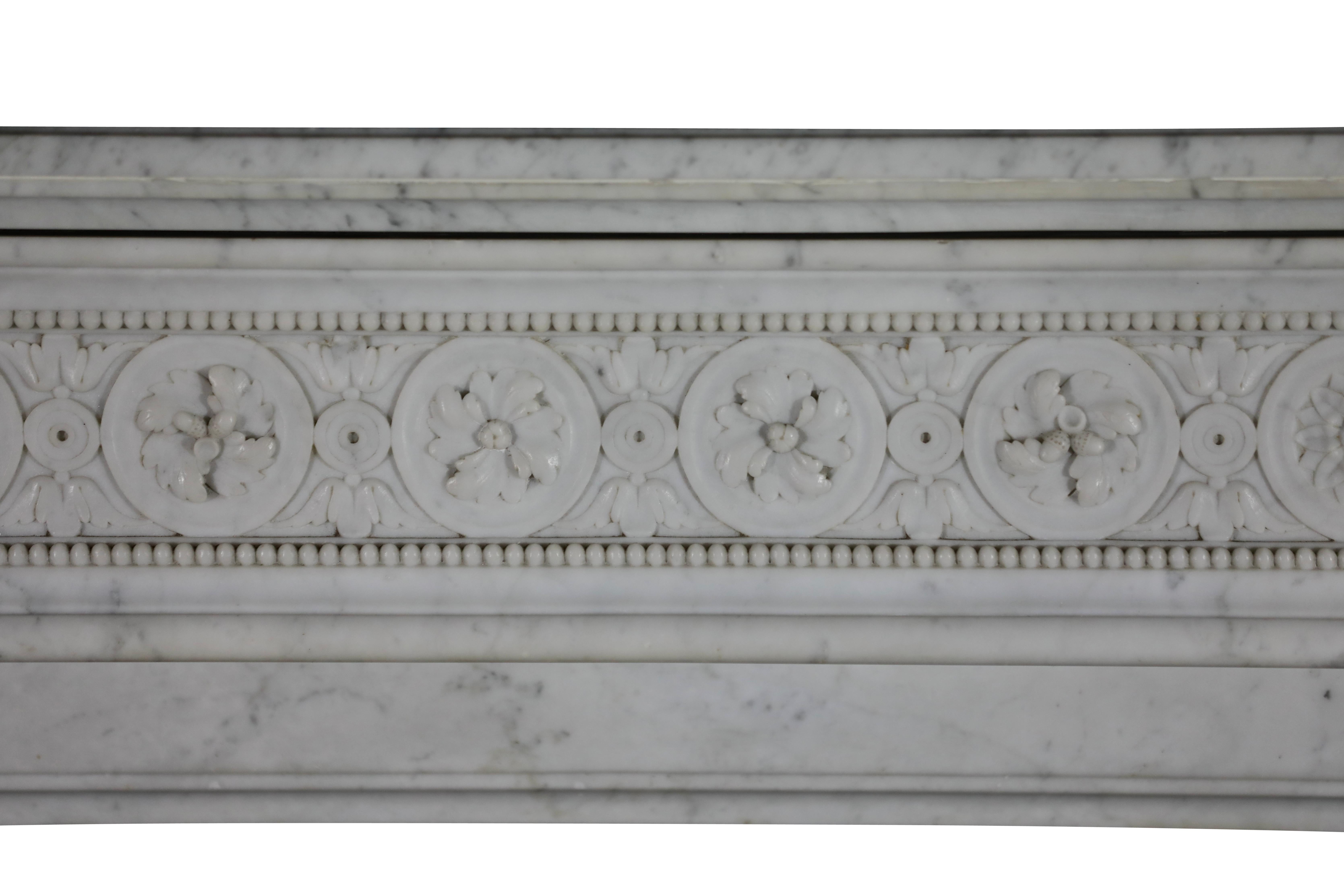Klassischer Haussmannien-Kamin in weißem Louis XVI-Stil.
Dieser fein geschnitzte Marmorkamin aus dem 19. Jahrhundert ist ein wahres Kunstwerk. Er wurde aus einer großen Pariser Wohnung restauriert. Die Perlen auf der Vorderseite sind in perfektem