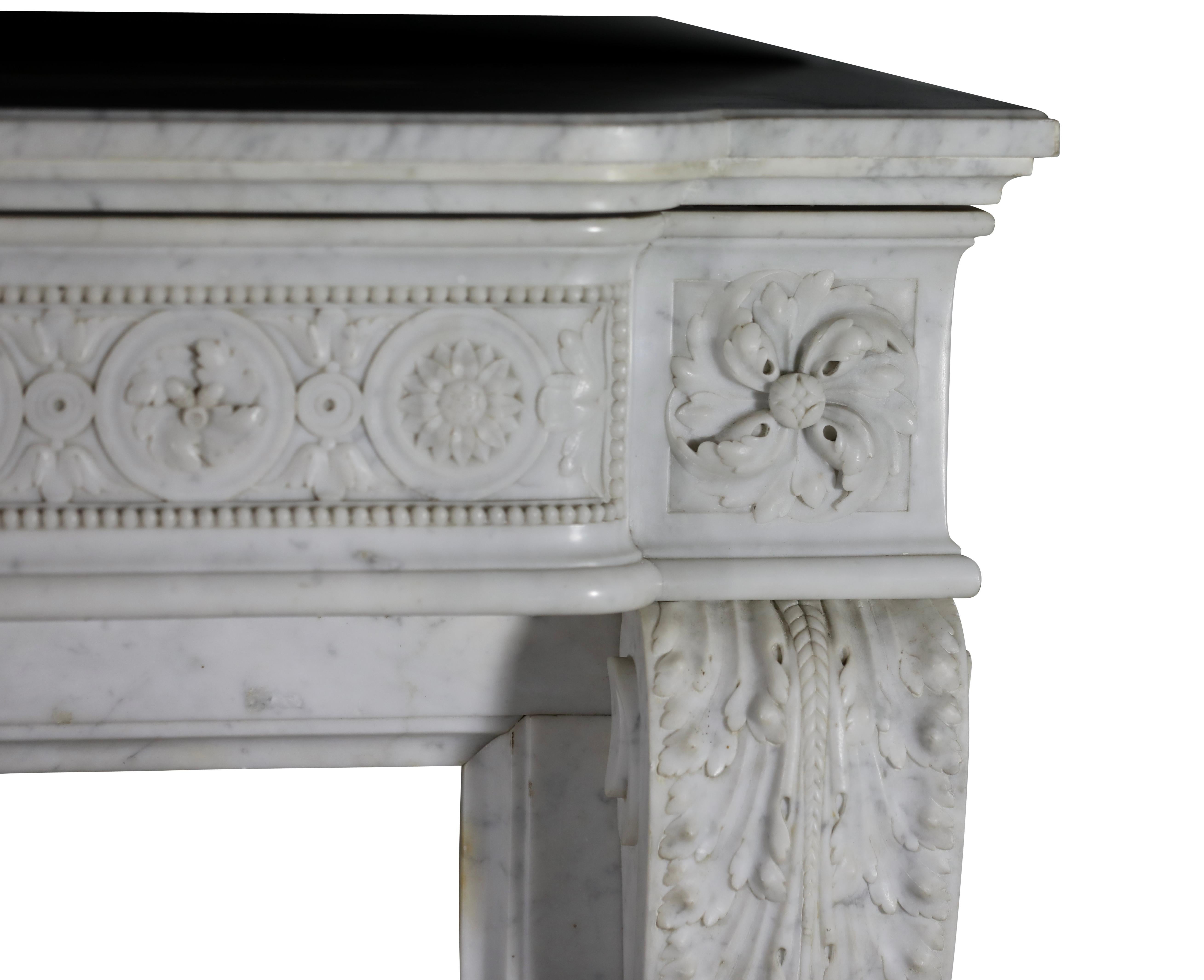 Classic Haussmannien Weißer Marmor Louis XVI Style Kamin Surround aus Paris (Viktorianisch) im Angebot