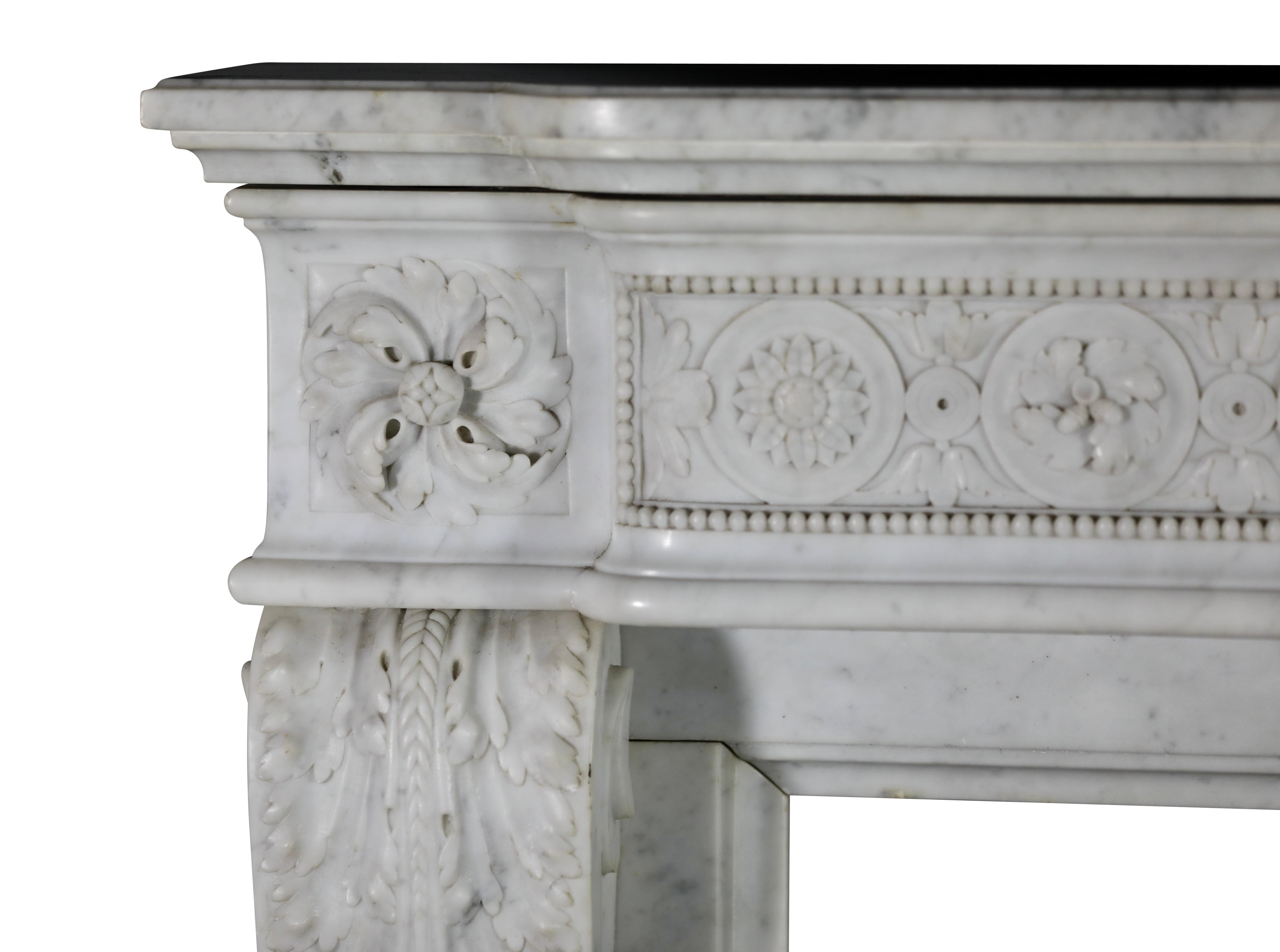 Classic Haussmannien Weißer Marmor Louis XVI Style Kamin Surround aus Paris (Französisch) im Angebot