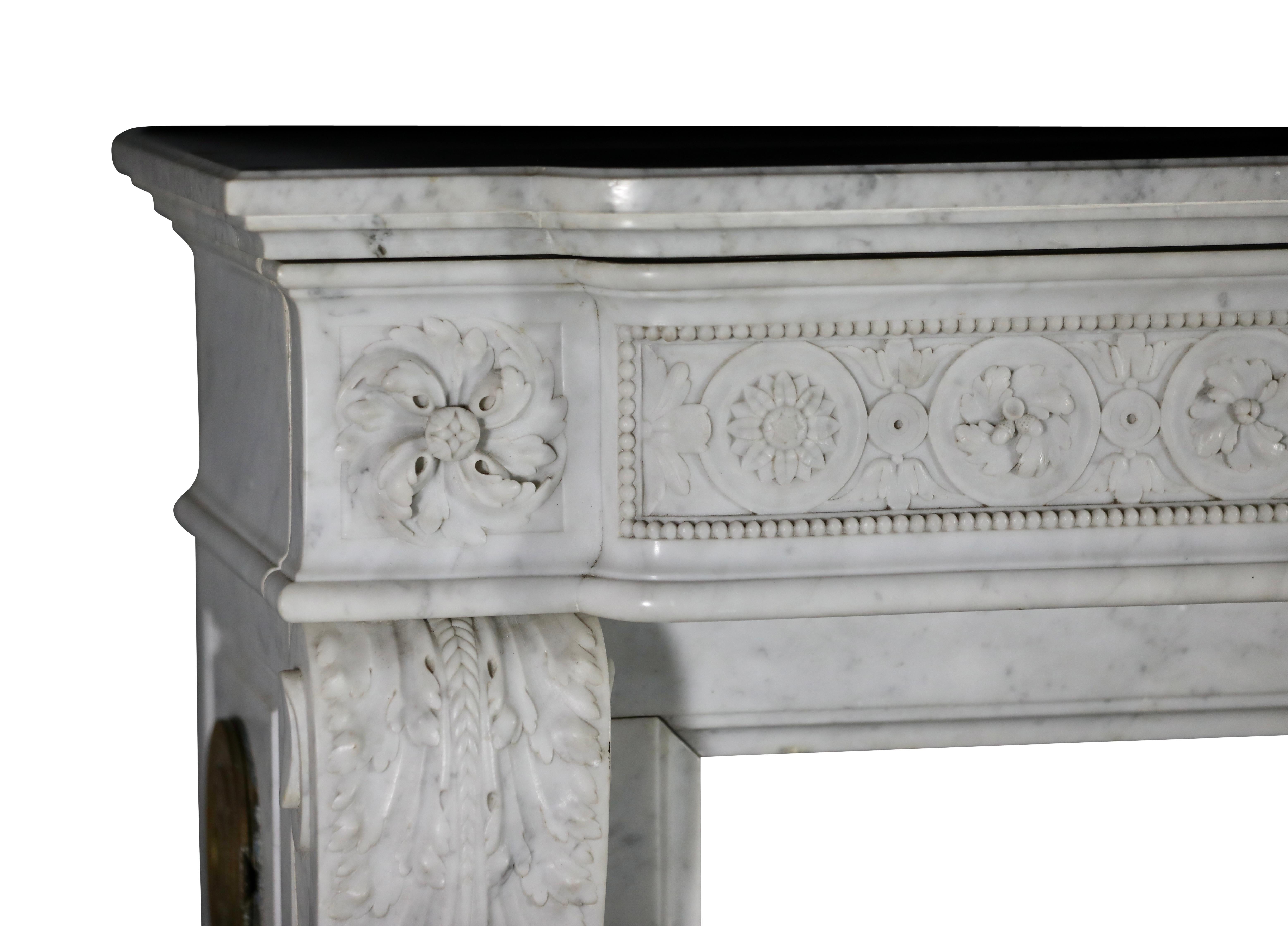 Classic Haussmannien Weißer Marmor Louis XVI Style Kamin Surround aus Paris (Handgeschnitzt) im Angebot