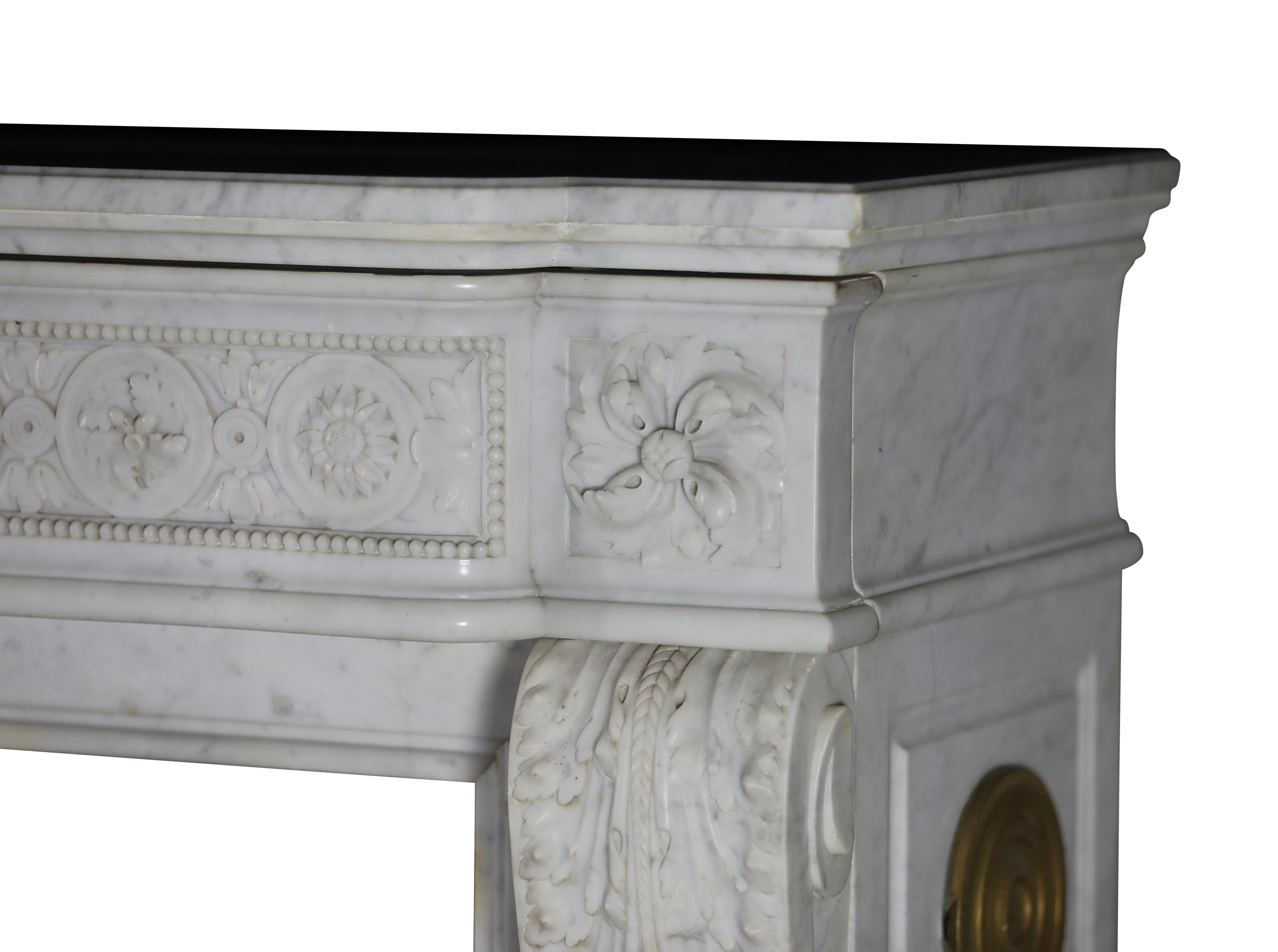 Classic Haussmannien Weißer Marmor Louis XVI Style Kamin Surround aus Paris im Zustand „Hervorragend“ im Angebot in Beervelde, BE