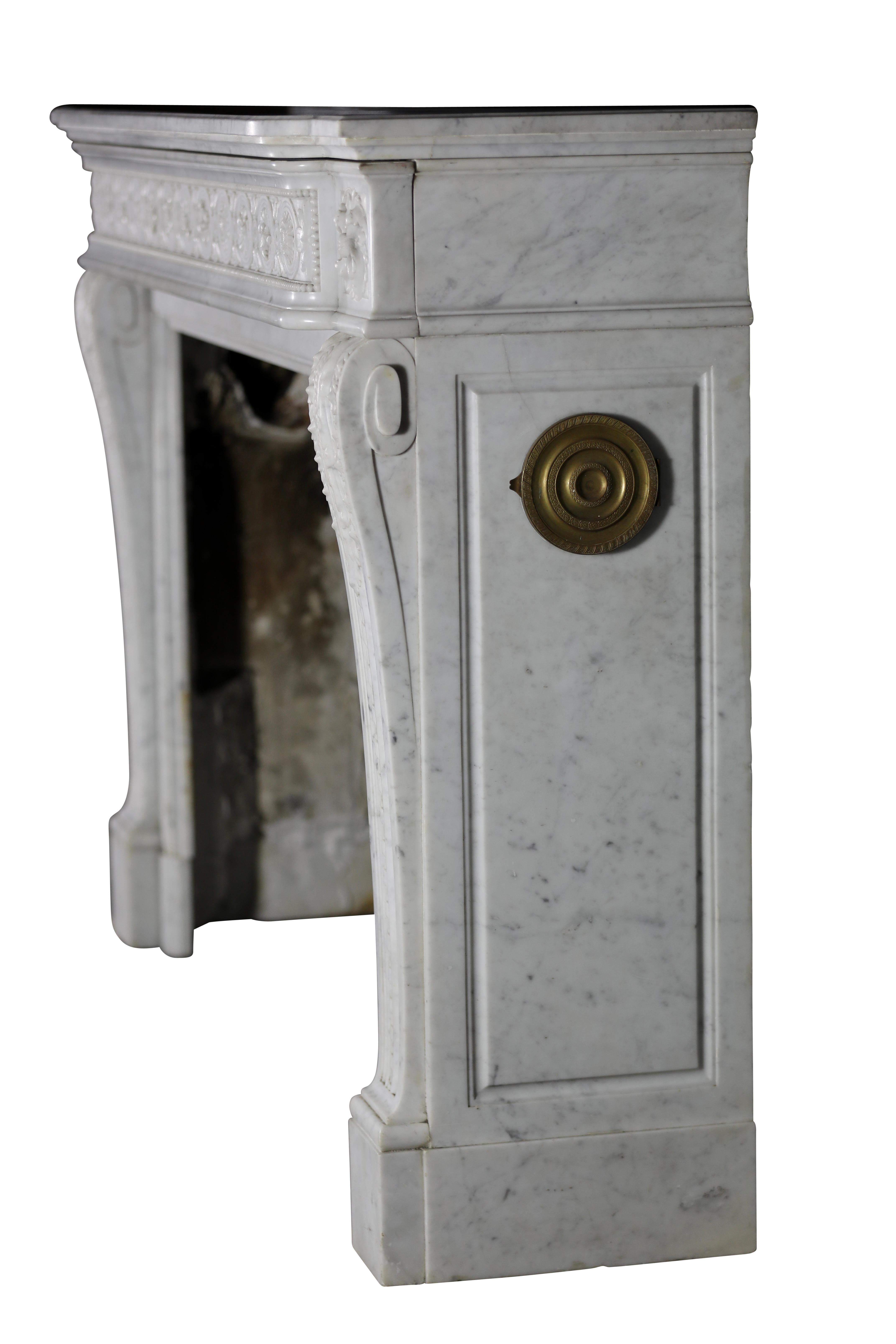 Classic Haussmannien Weißer Marmor Louis XVI Style Kamin Surround aus Paris (19. Jahrhundert) im Angebot