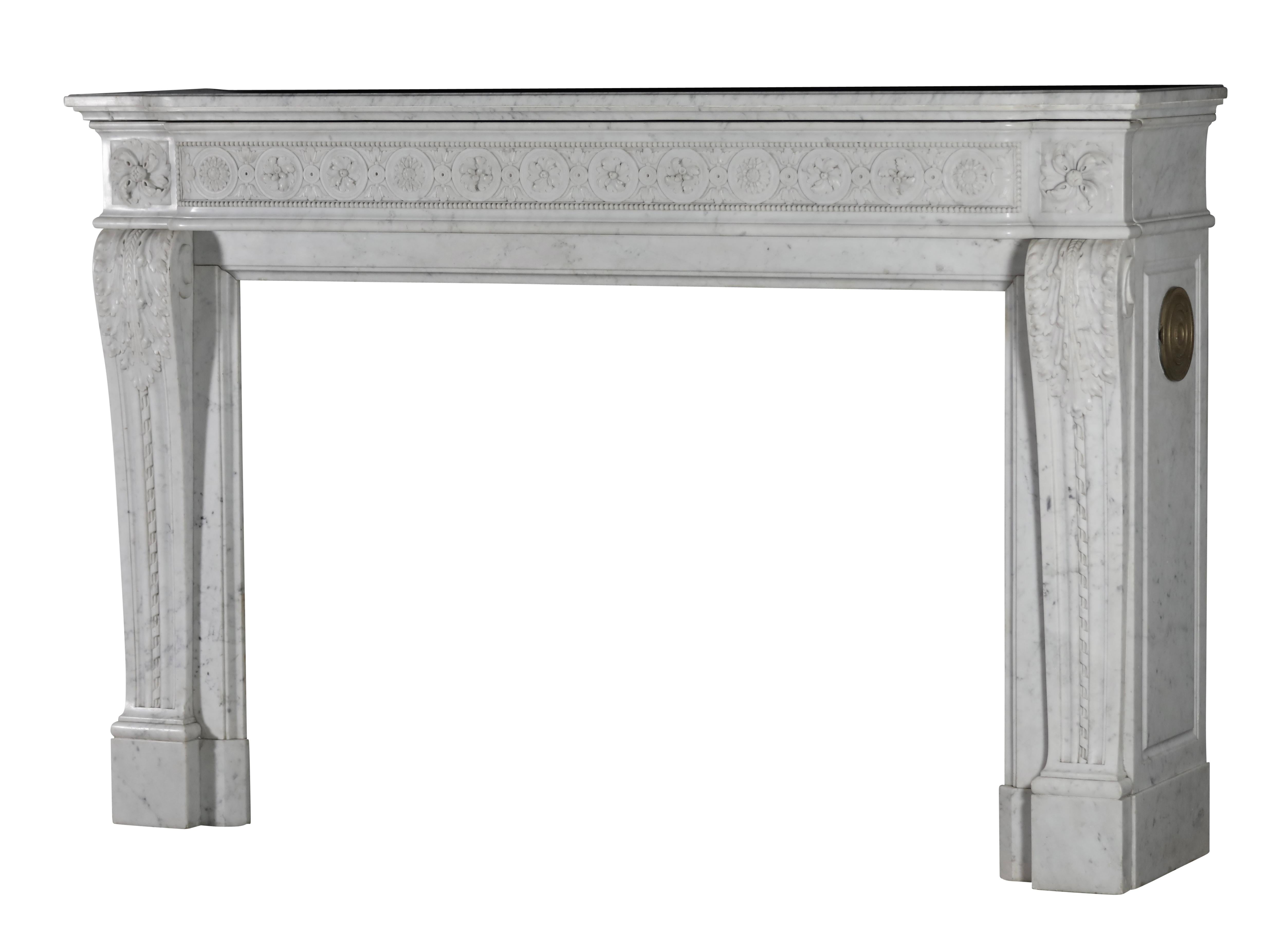 Classic Haussmannien Weißer Marmor Louis XVI Style Kamin Surround aus Paris im Angebot 1