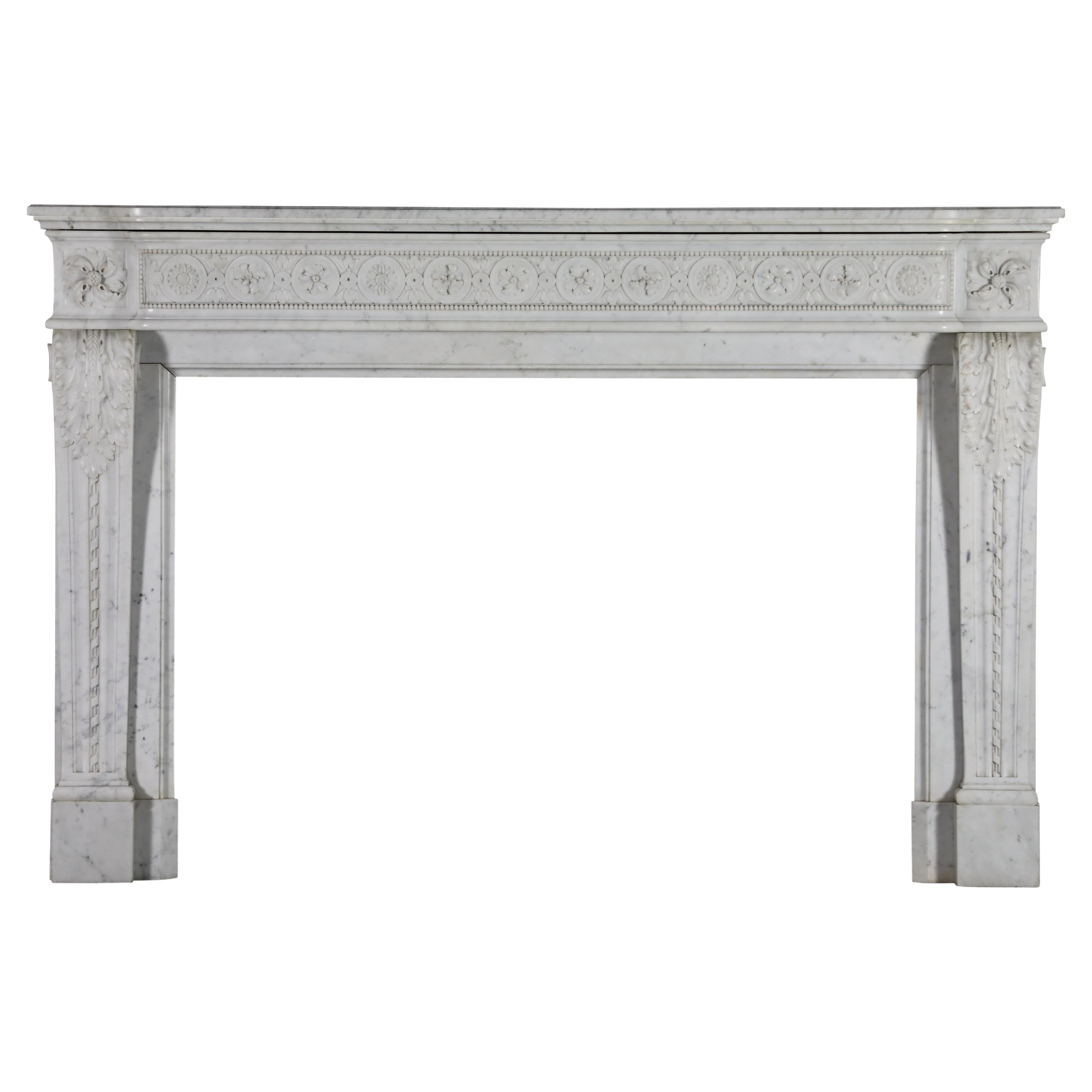 Classic Haussmannien Weißer Marmor Louis XVI Style Kamin Surround aus Paris im Angebot
