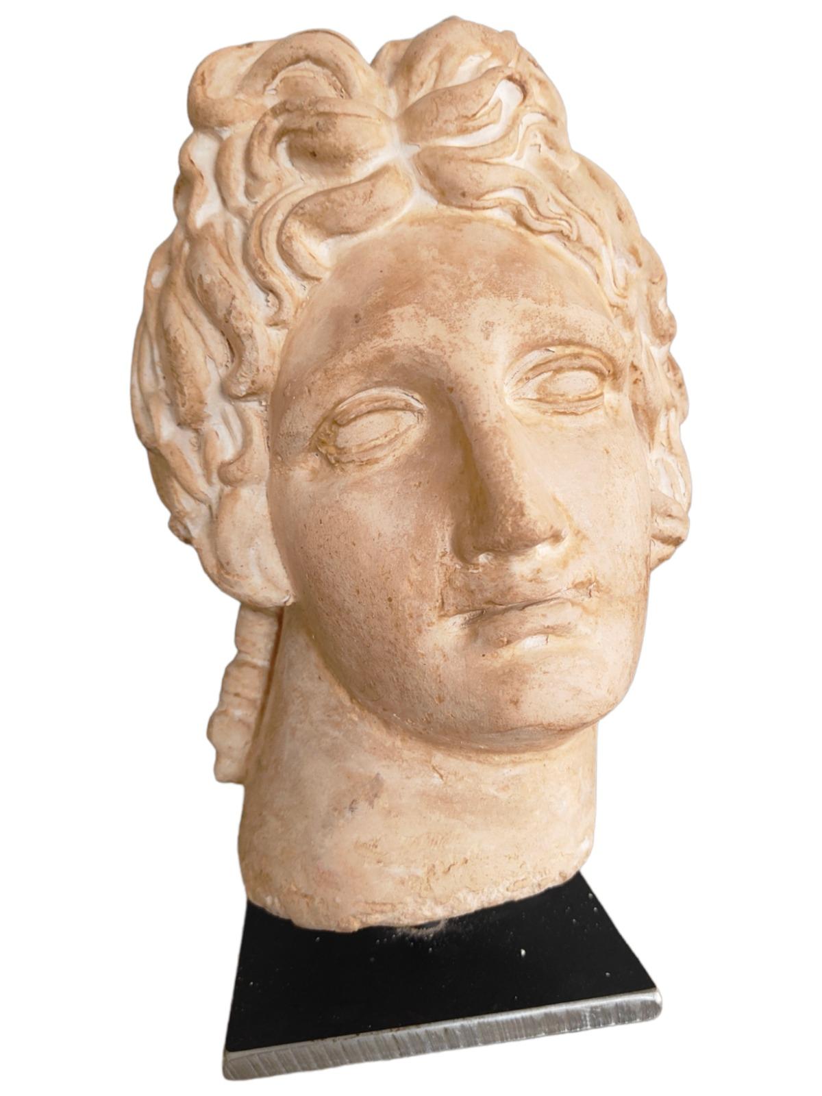 CLASSIC HEAD IN TERRACOTTA
DECORATIVE CLASSIC ROMAN HEAD MADE IN TERRACOTTA OR SIMILAR FROM THE FIRST HALF OF THE 20TH CENTURY. MEASURES: 32 CM HIGH
good condition.