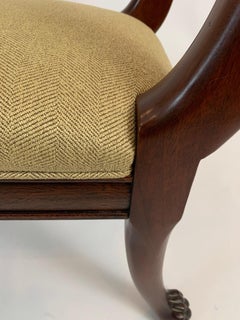 Classic Henredon Banc en acajou sculpté et tapissé avec Lions