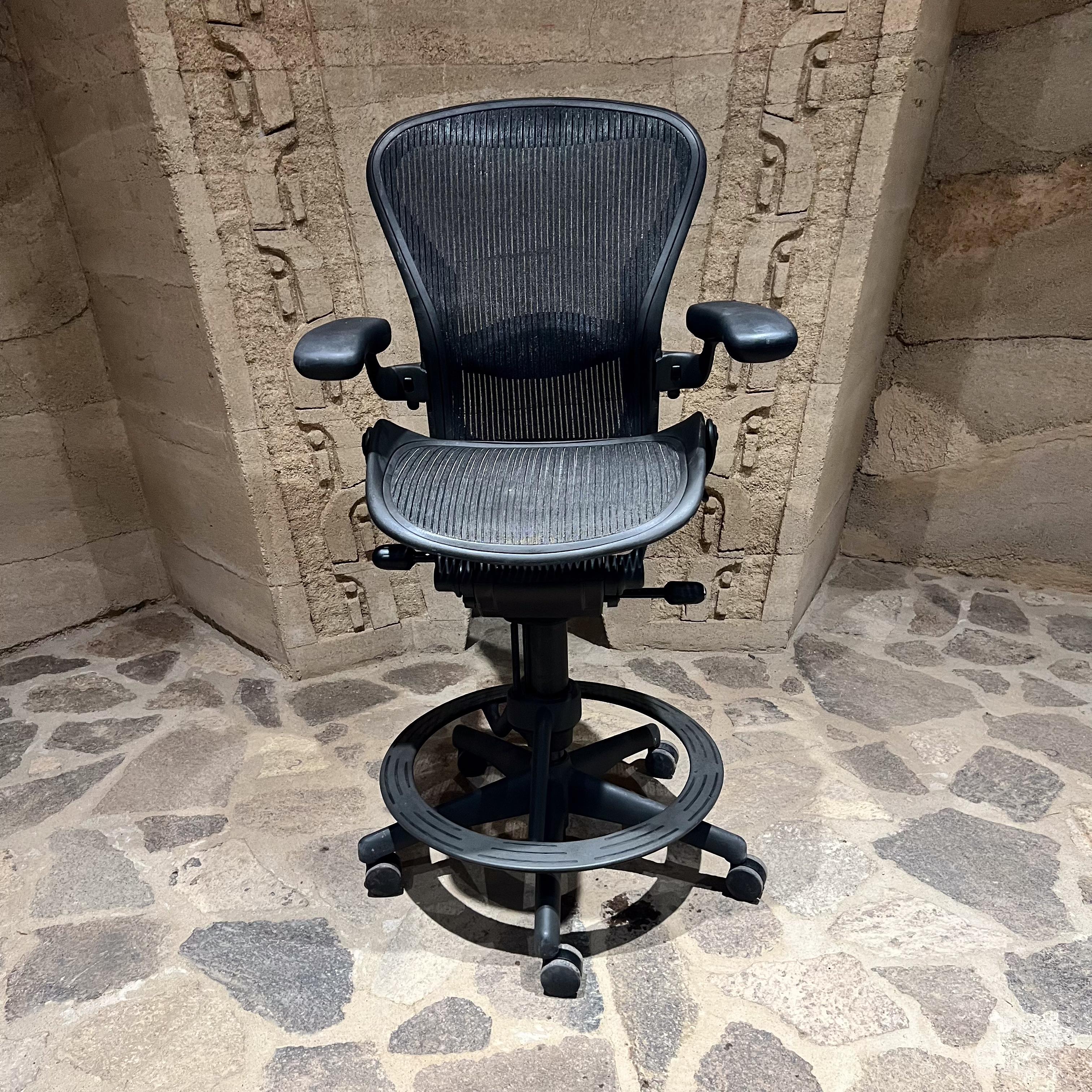 Sedia classica Herman Miller Sgabello Aeron Braccioli Regolabili 
Il più alto 55,5 H. Il più corto 50 x 21 p x 26 l.
dimensione B. I. A. B.
Condizioni originali d'epoca
Per maggiori informazioni, consultare il rivenditore
Esamina le immagini fornite.
