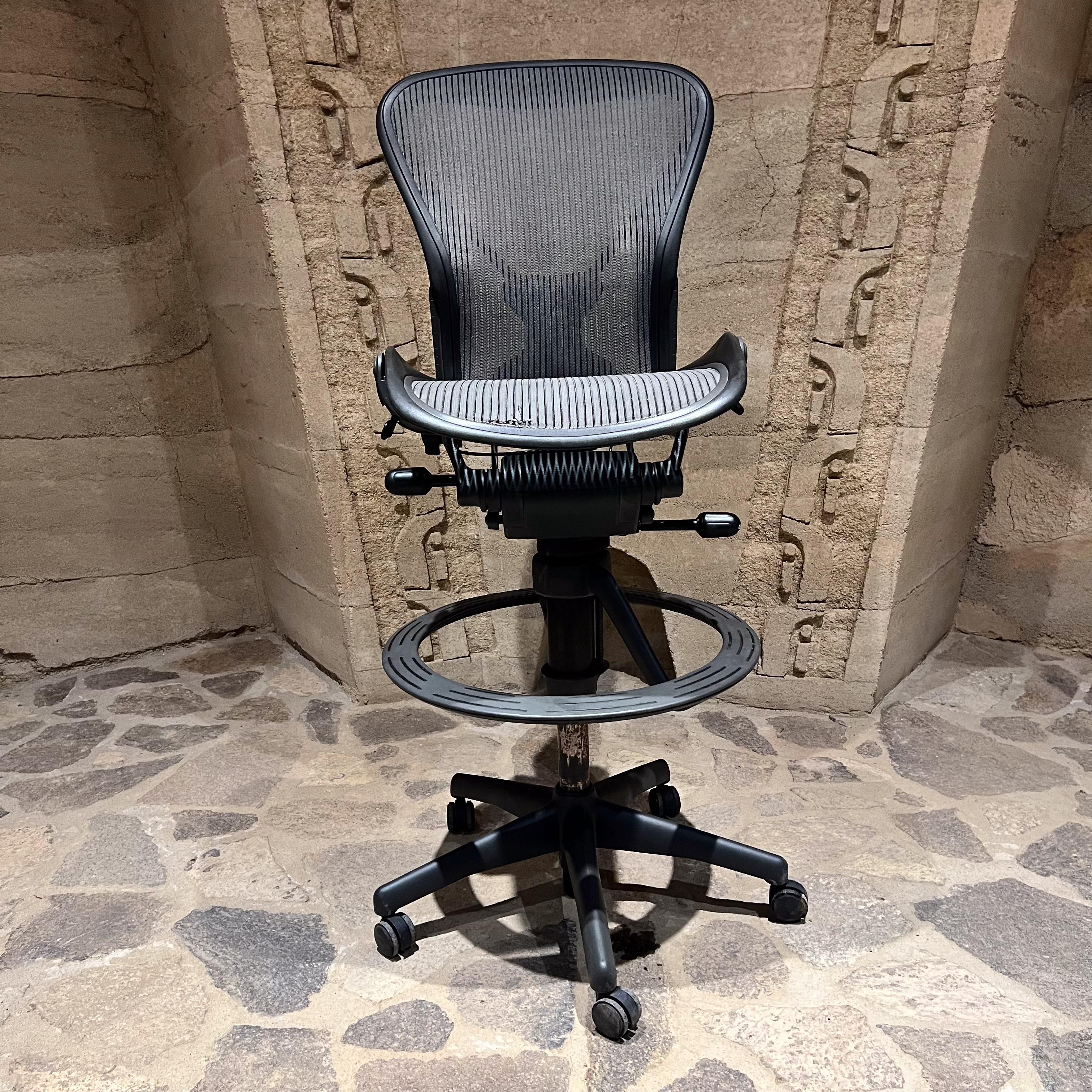 AMBIANIC presenta
Sgabello classico Herman Miller Aeron Mesh Tall Stool regolabile
52,25 h in altezza, 48 h nel punto più basso, x 23 d x 21,5 l
dimensione B. I. A. B.
Condizioni originali d'epoca non restaurate, l'usura è presente
Fai riferimento a