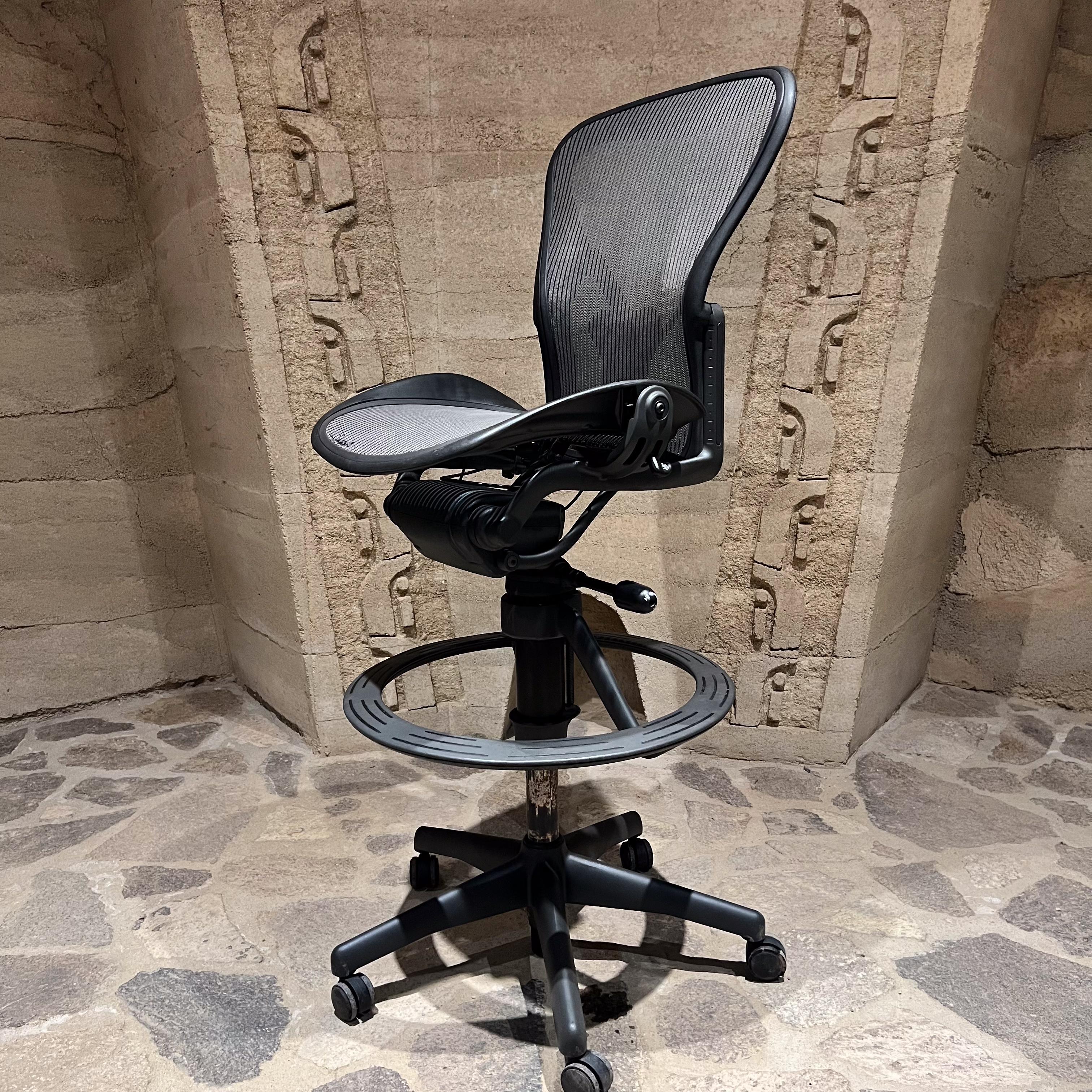Mid-Century moderno Sedia da ufficio regolabile classica Herman Miller Aeron Mesh Tall Stool in vendita